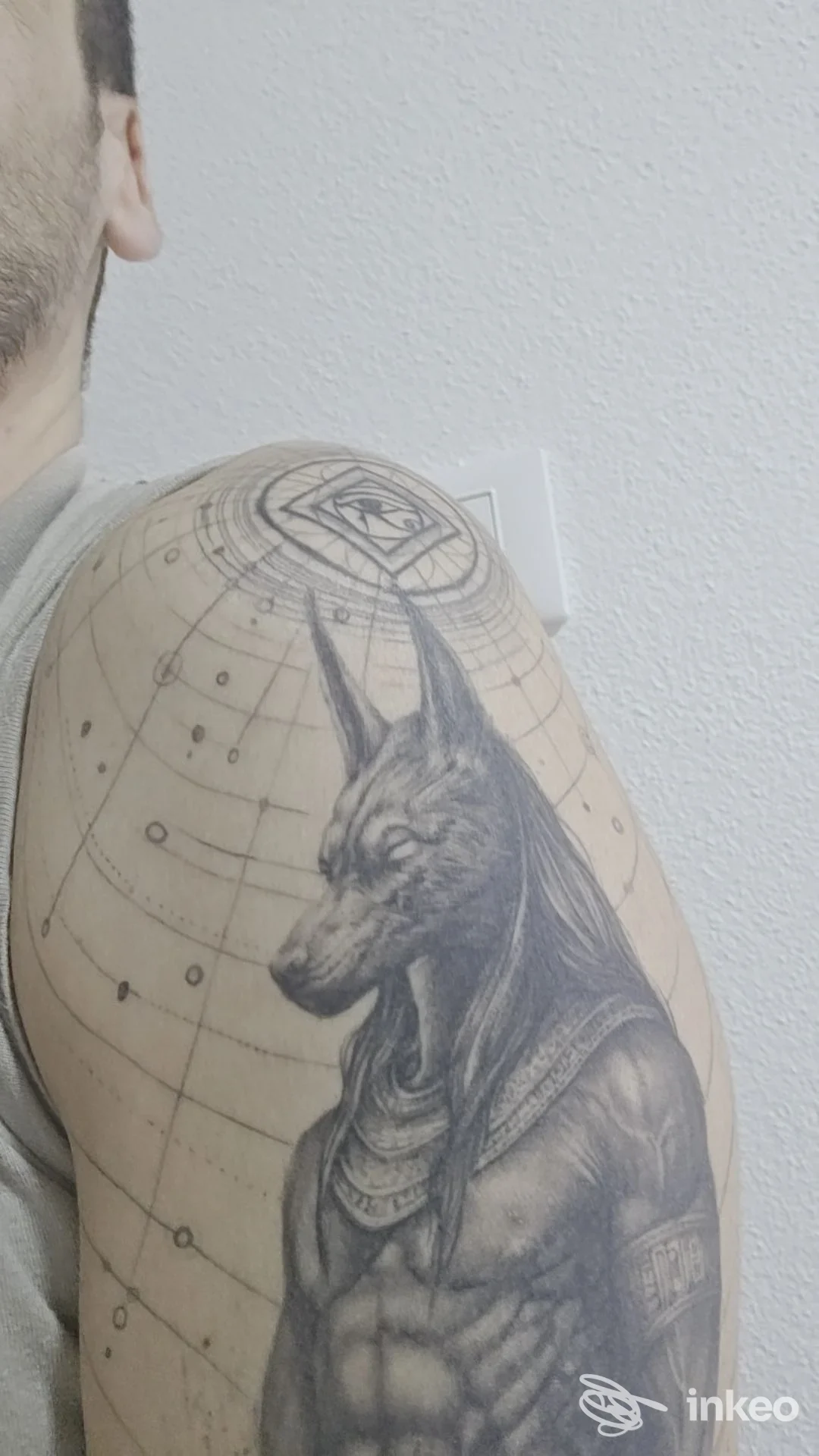 Grande tatuaggio realistico in bianco e nero di figura mitologica sulla spalla/braccio, foto scattata presso Konfido Tattoo Studio a Oristano.