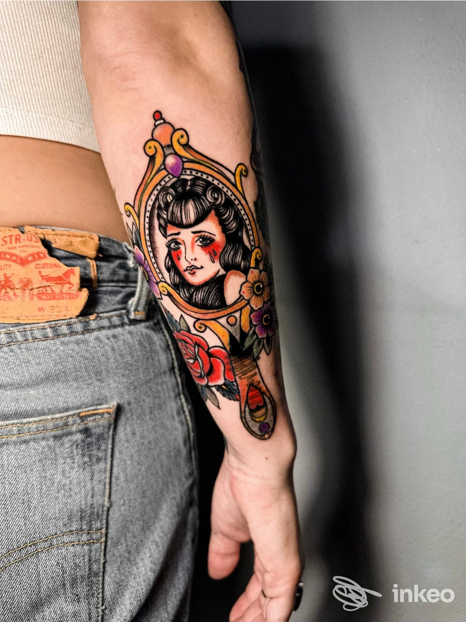 Tatuaggio colorato in stile tradizionale sul avambraccio con ritratto femminile incorniciato, Liberty Tattoo Atelier, Porto Torres.