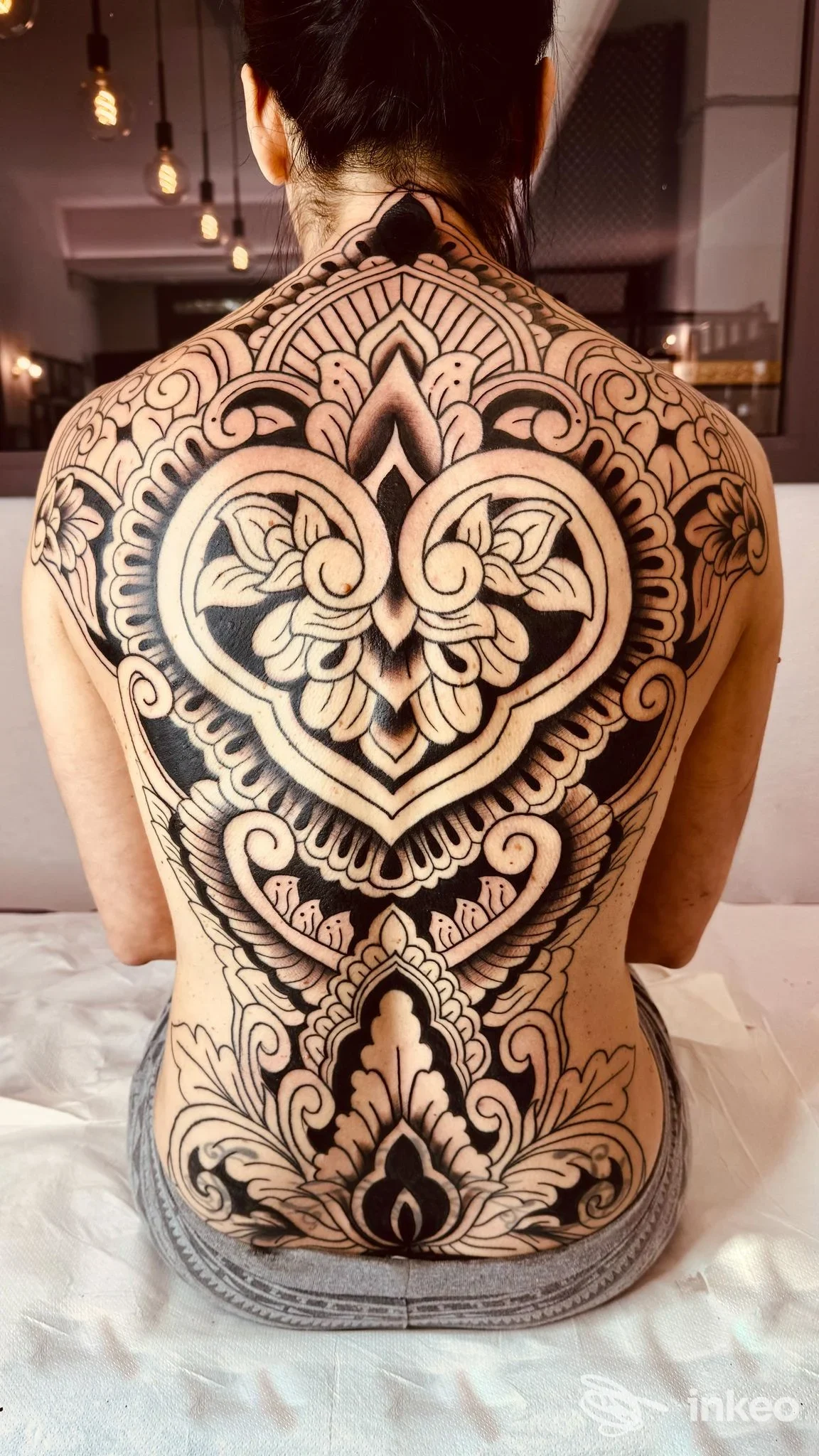Grande tatuaggio ornamentale nero che copre tutta la schiena di una persona, fotografia scattata nello studio Liberty Tattoo Atelier a Porto Torres.