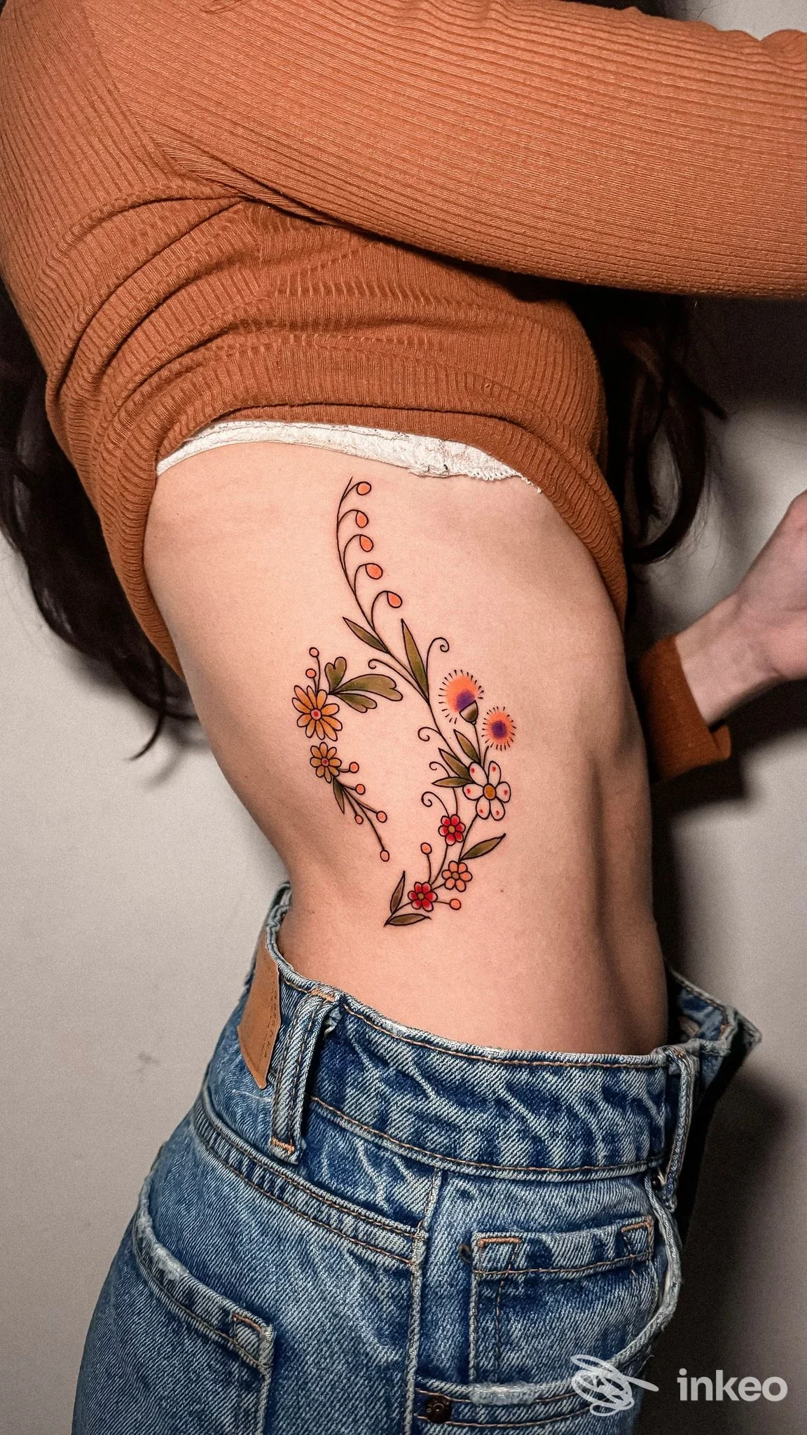 Tatuaggio floreale colorato sul fianco, photo del Liberty Tattoo Atelier a Porto Torres.