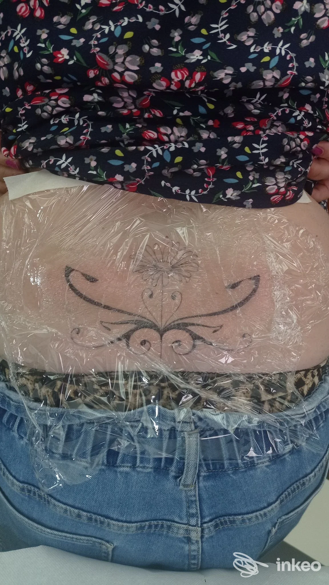 Tatuaggio lombare coperto con pellicola trasparente, lavoro in corso — MANUSDEORU TATTOO, Quartu Sant'Elena.
