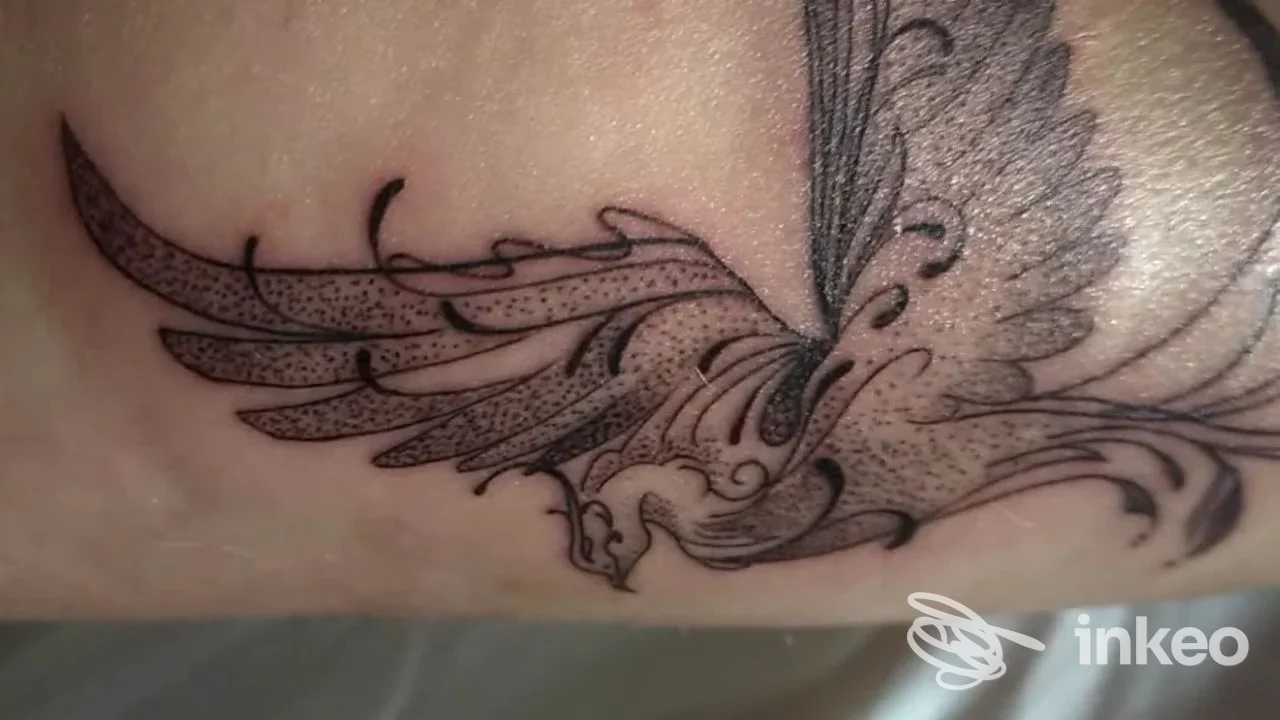 Dettaglio di un'ala stilizzata tatuata sull'avambraccio, foto pubblicata da MILLY MACIS Inkanto Tattoo, Cagliari.