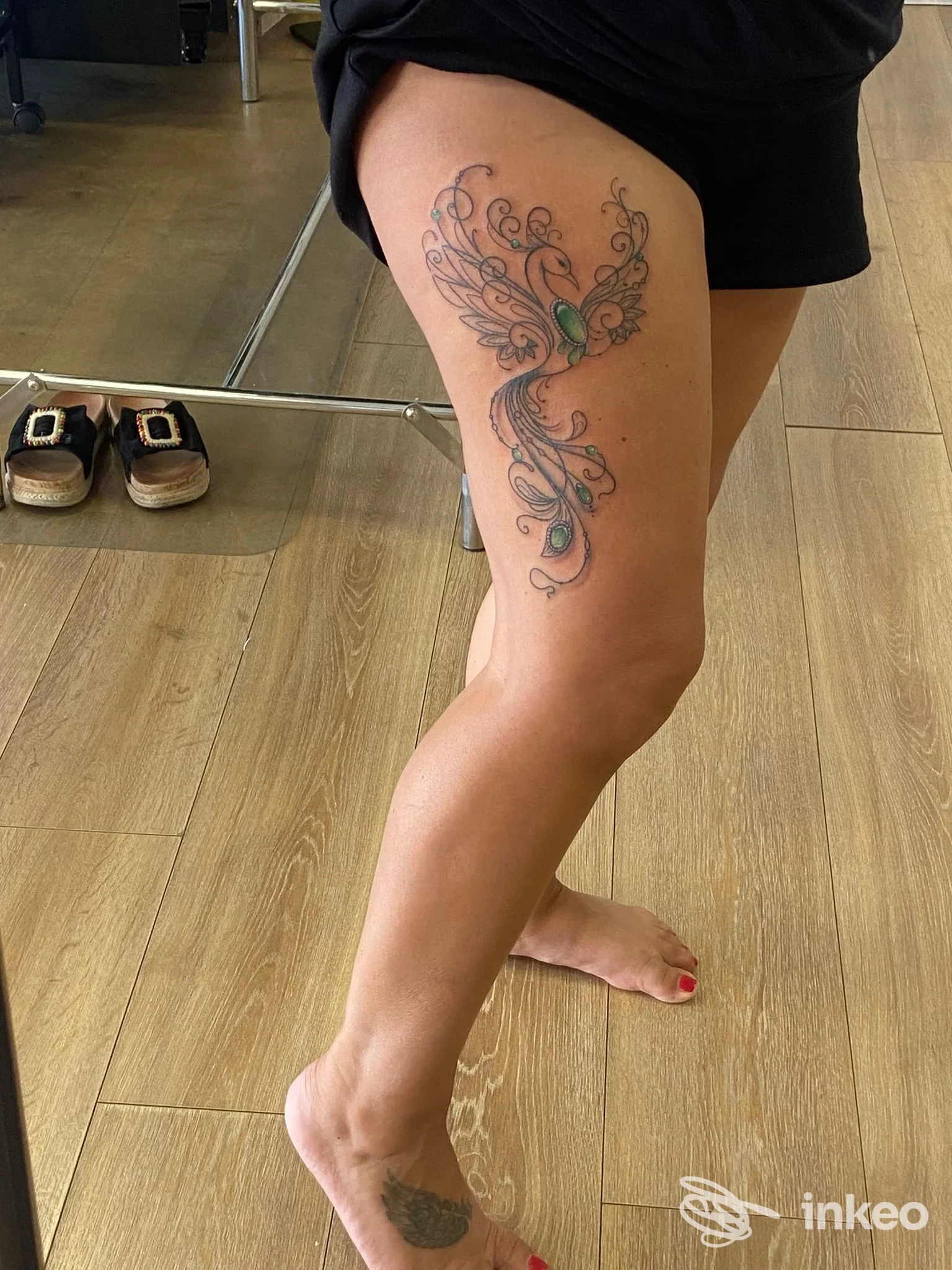 Foto di tatuaggio ornamentale sulla coscia destra e piccolo tatuaggio sul dorso del piede, Il Forestiero Tattoo, Cabras.