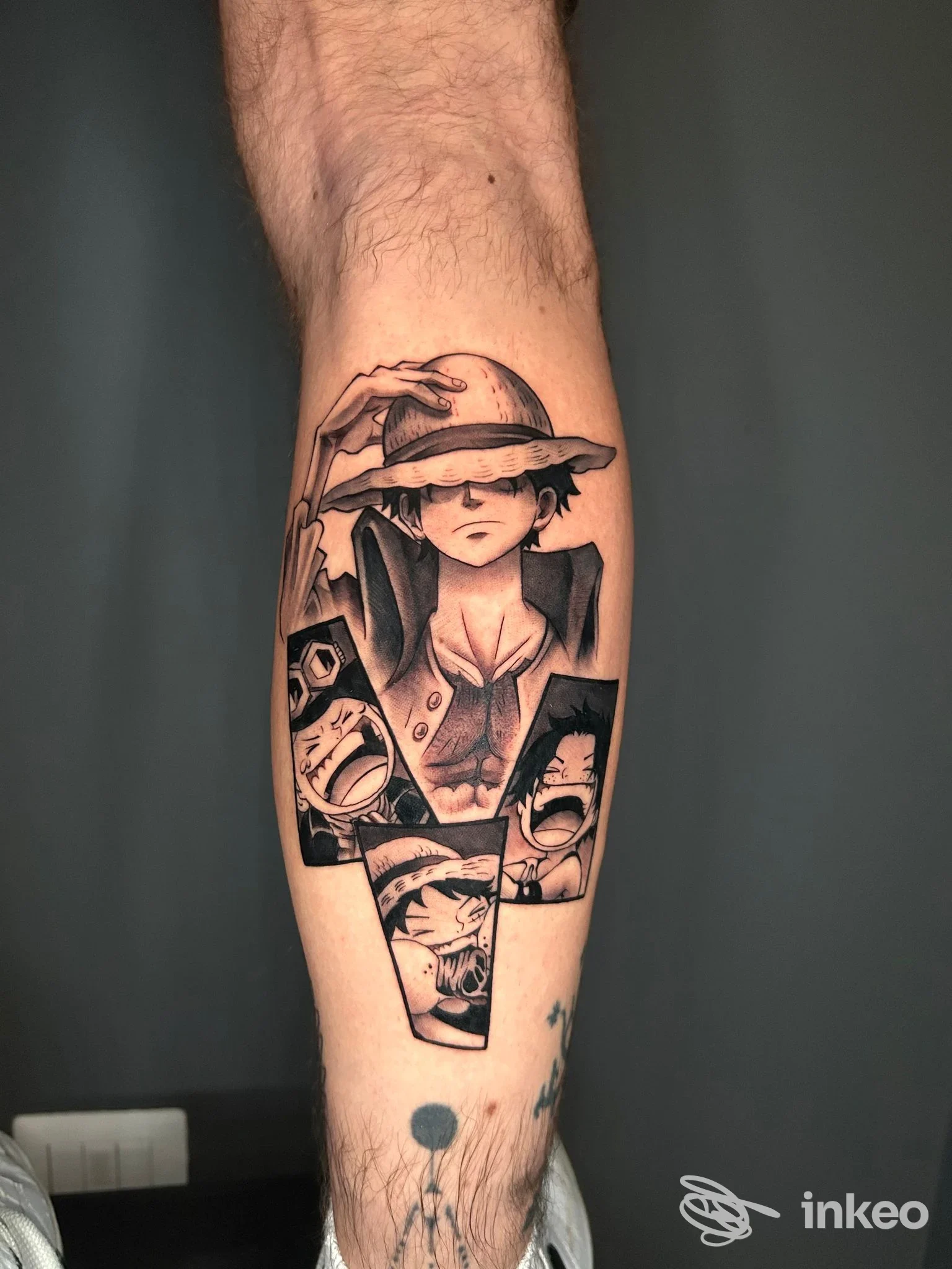 Tatuaggio in stile anime in bianco e nero sull'avambraccio, realizzato da Il Forestiero Tattoo a Cabras.
