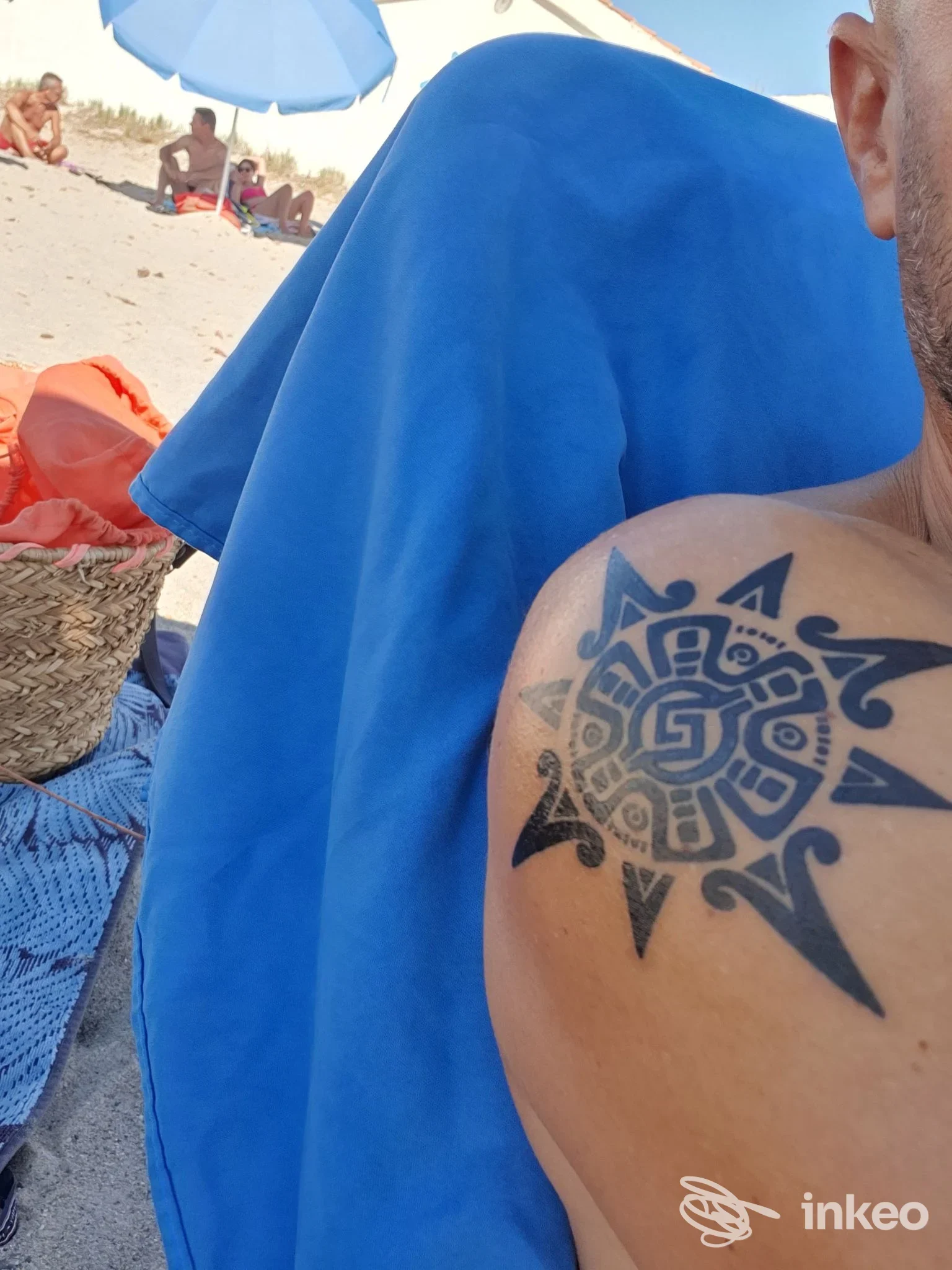 Primo piano di spalla con tatuaggio tribale nero, foto fornita da Liner And Shader Tattoo Studio a Quartu Sant'Elena.