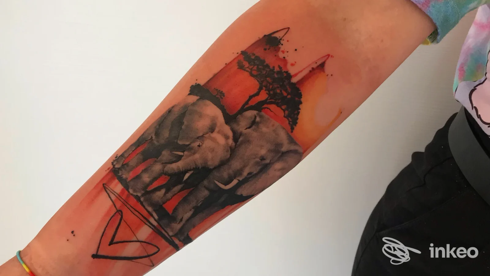 Tatuaggio di elefanti con effetti acquerello sull'avambraccio, Liner And Shader Tattoo Studio, Quartu Sant'Elena.