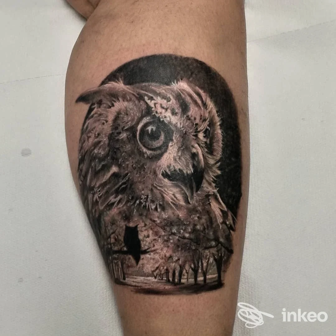 Tatuaggio realistico in bianco e nero di una testa di gufo sul polpaccio, opera condivisa da Minimal Ink Tattoo Studio, Dolianova.