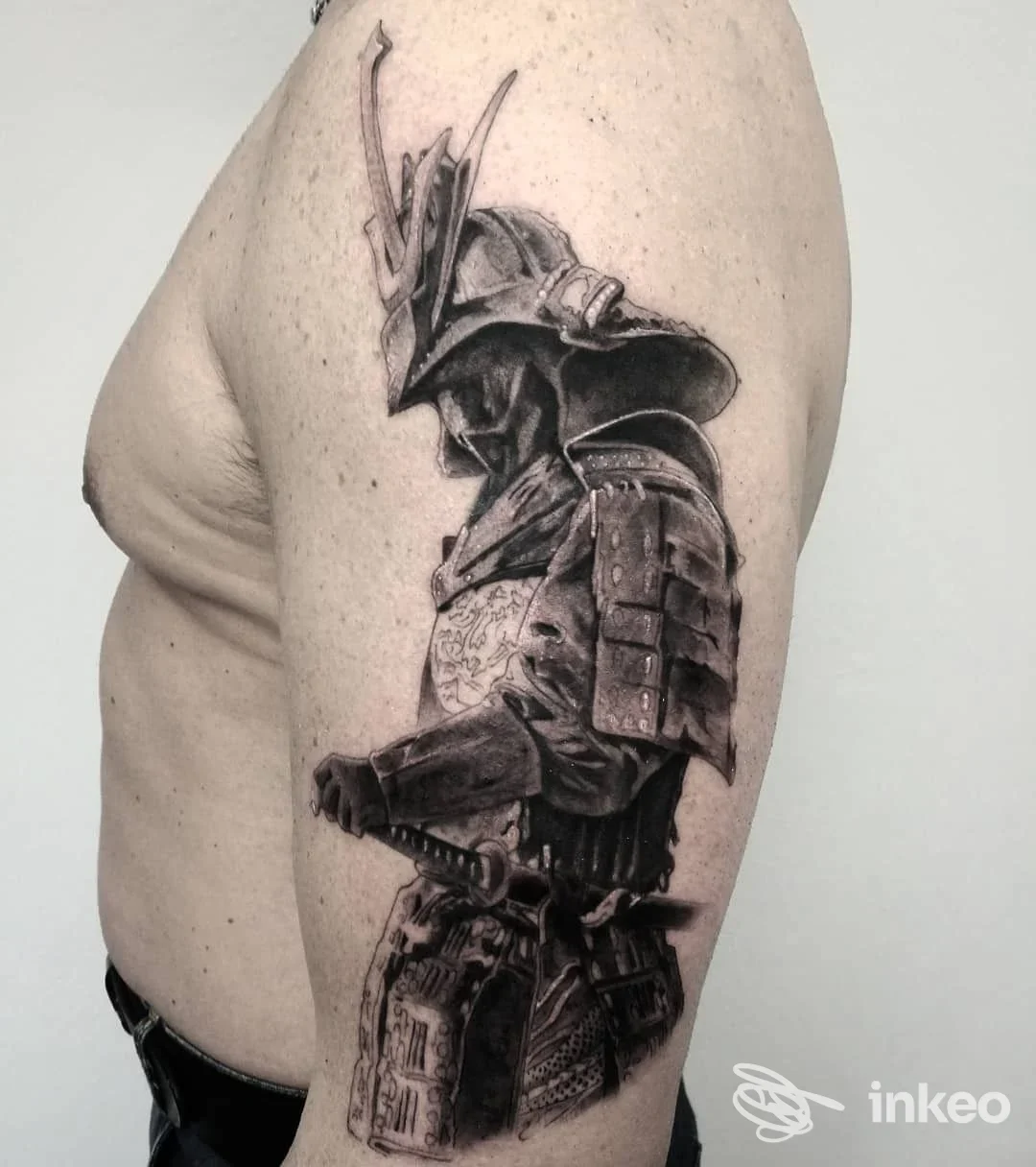 Tatuaggio realistico di un samurai sul braccio superiore, scatto in studio Minimal Ink Tattoo Studio, Dolianova.