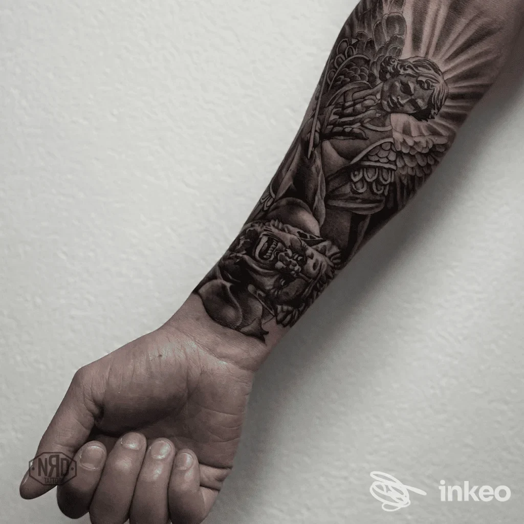 Tatuaggio black & grey su avambraccio, dettaglio della manica realizzata da Nevermind Tattoo, Alghero.
