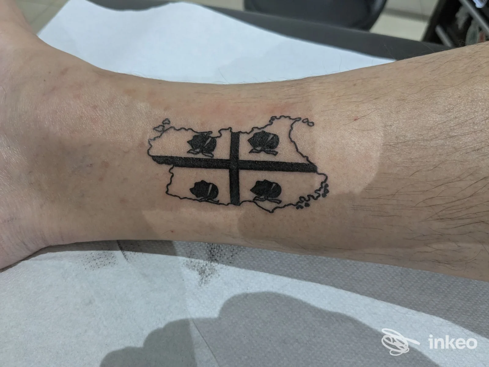 Tatuaggio in blackwork sopra la caviglia, foto inviata da Nevermind Tattoo Alghero ad Alghero.