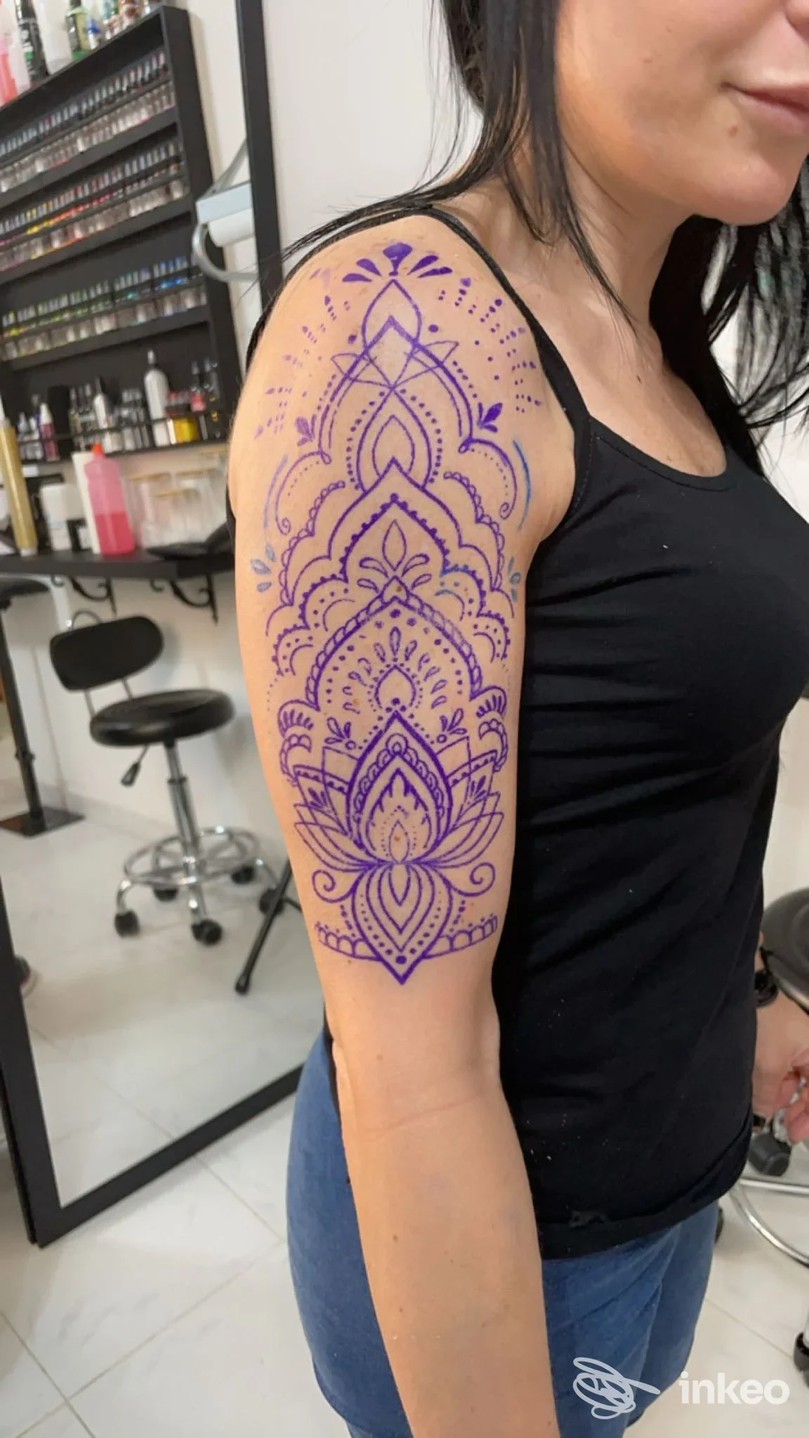 Ampio stencil ornamentale viola sulla parte superiore del braccio destro, foto scattata nello studio NoDramaTattoo a Sassari.