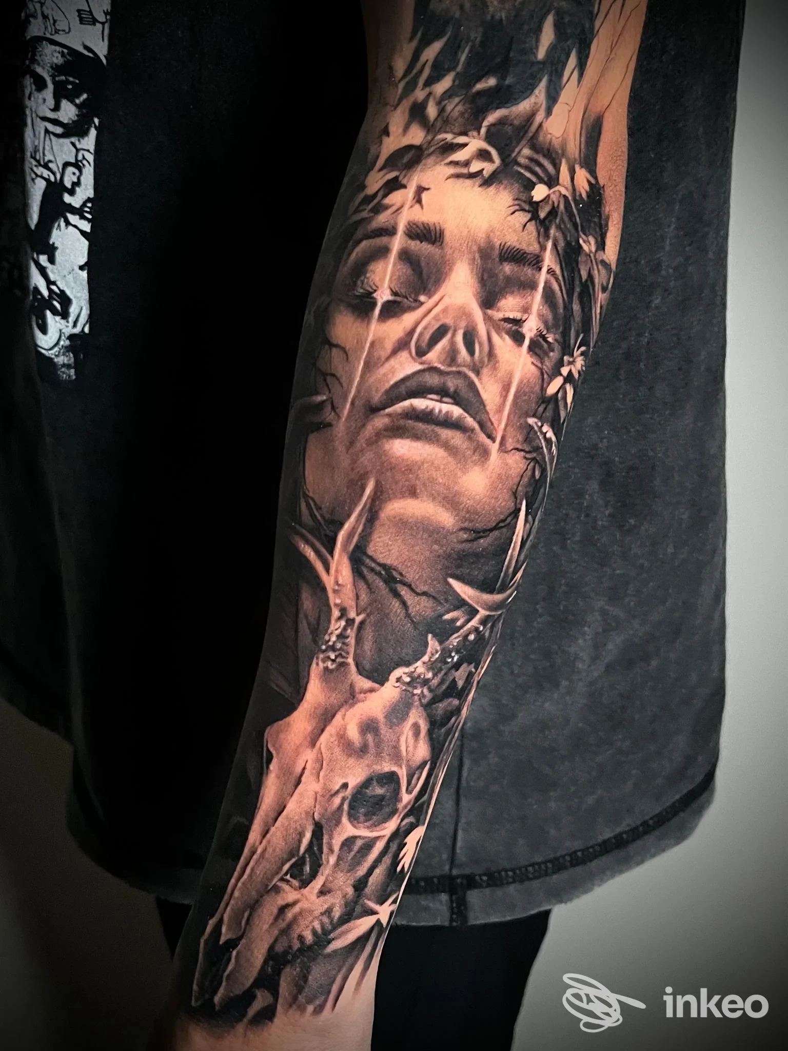 Tatuaggio realistico in bianco e nero sull'avambraccio con volto e cranio, Old Tattoo Ink - Tattoo & Piercing Studio, Villasor.