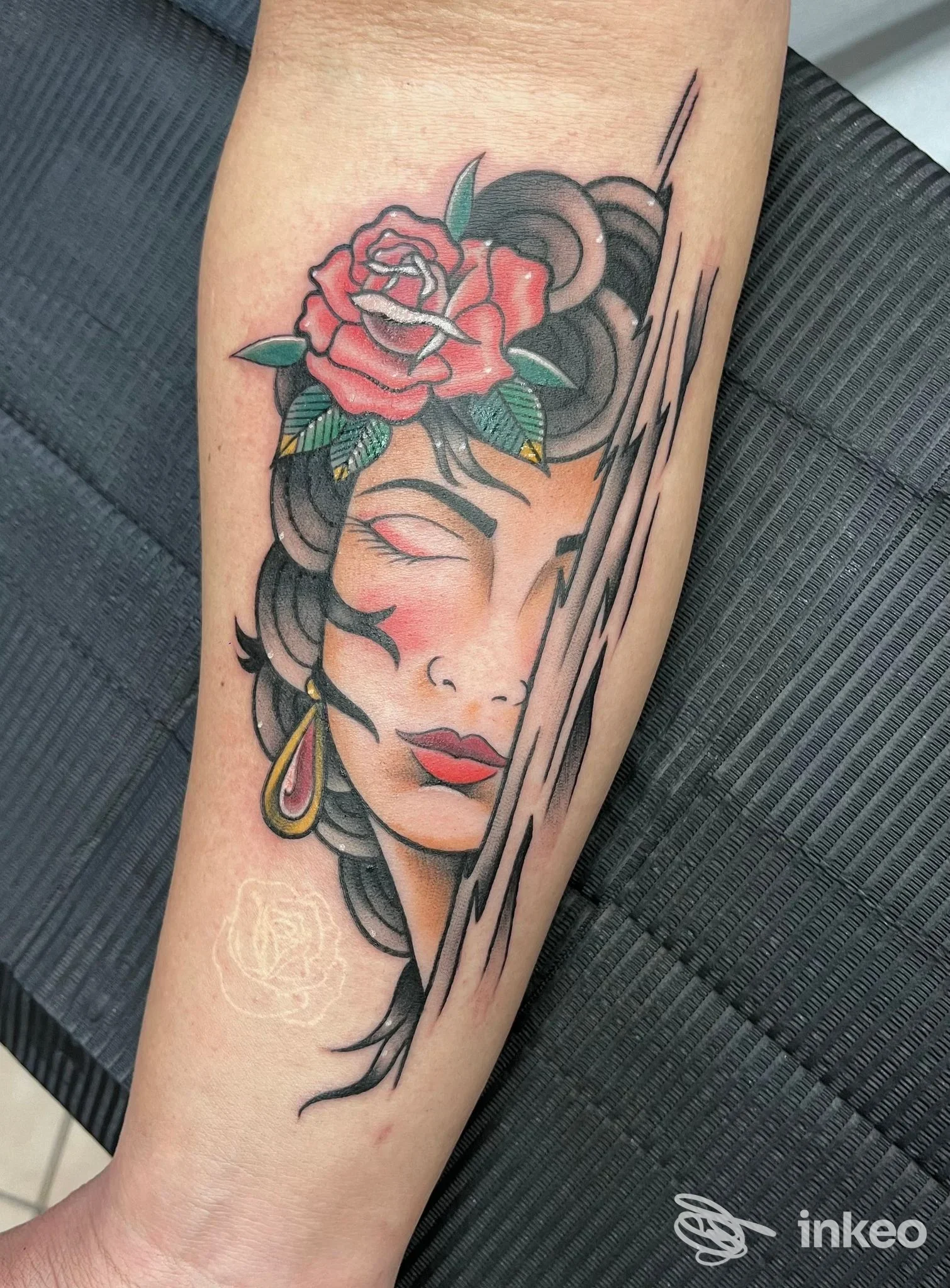Tatuaggio su avambraccio raffigurante volto femminile con rosa, Old Tattoo Ink - Tattoo & Piercing Studio, Villasor.