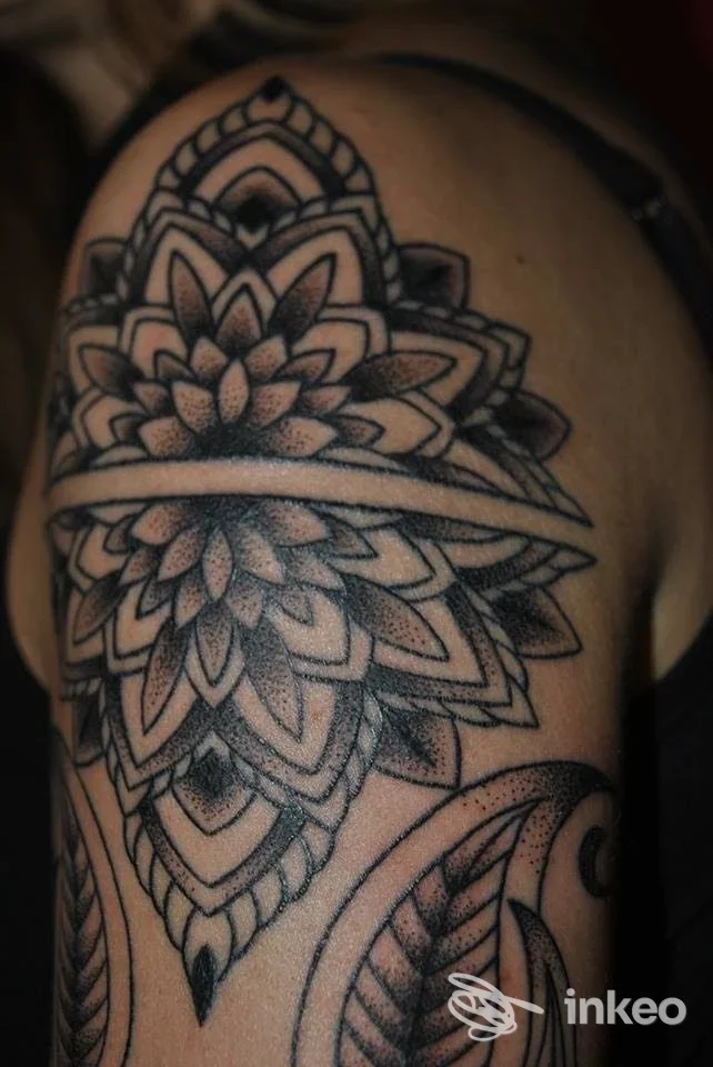 Grande tatuaggio ornamentale stile mandala sulla spalla e alto braccio, foto fornita da PATHOS TATTOO a Quartu Sant'Elena.
