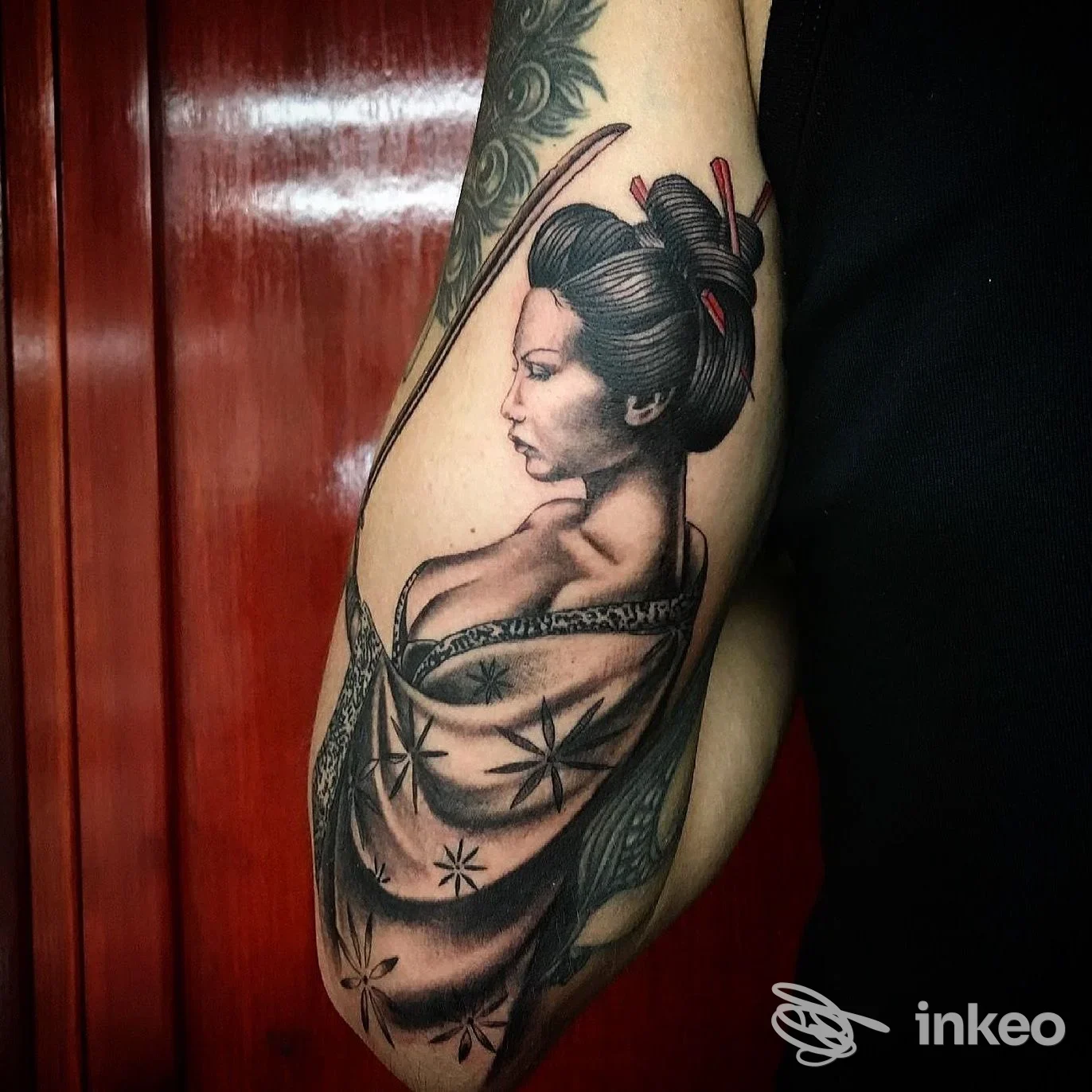 Tatuaggio figurativo di una donna in stile giapponese sull'avambraccio, Pathos Tattoo, Quartu Sant'Elena.