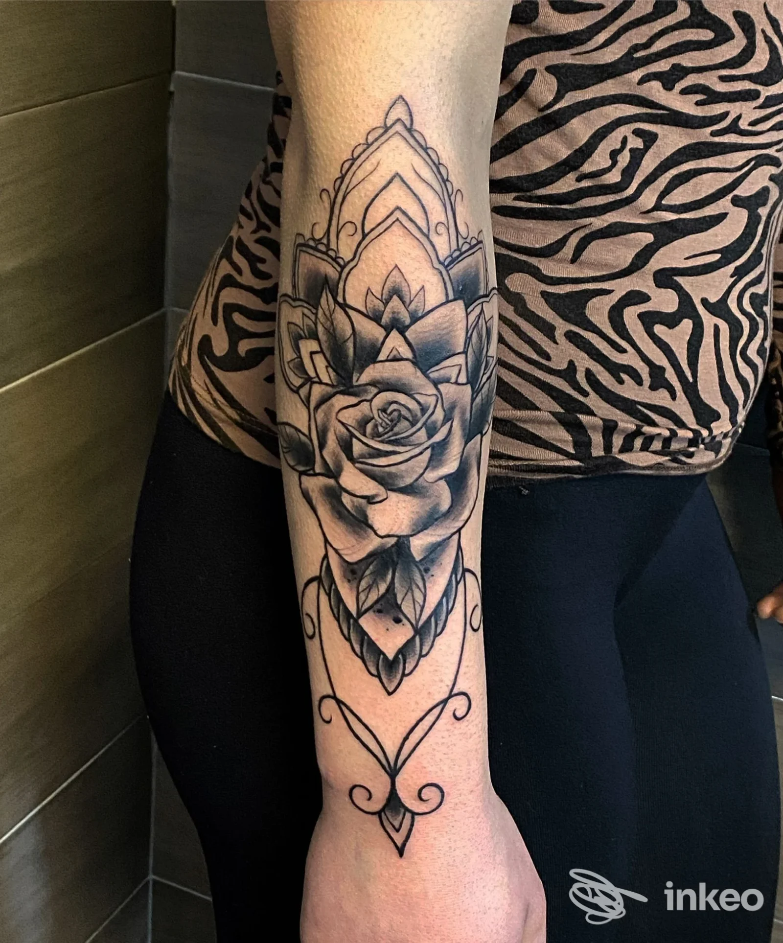 Tatuaggio floreale nero e grigio su avambraccio, eseguito da Rado Tattoo di Alessandro Soliveras a Sassari.