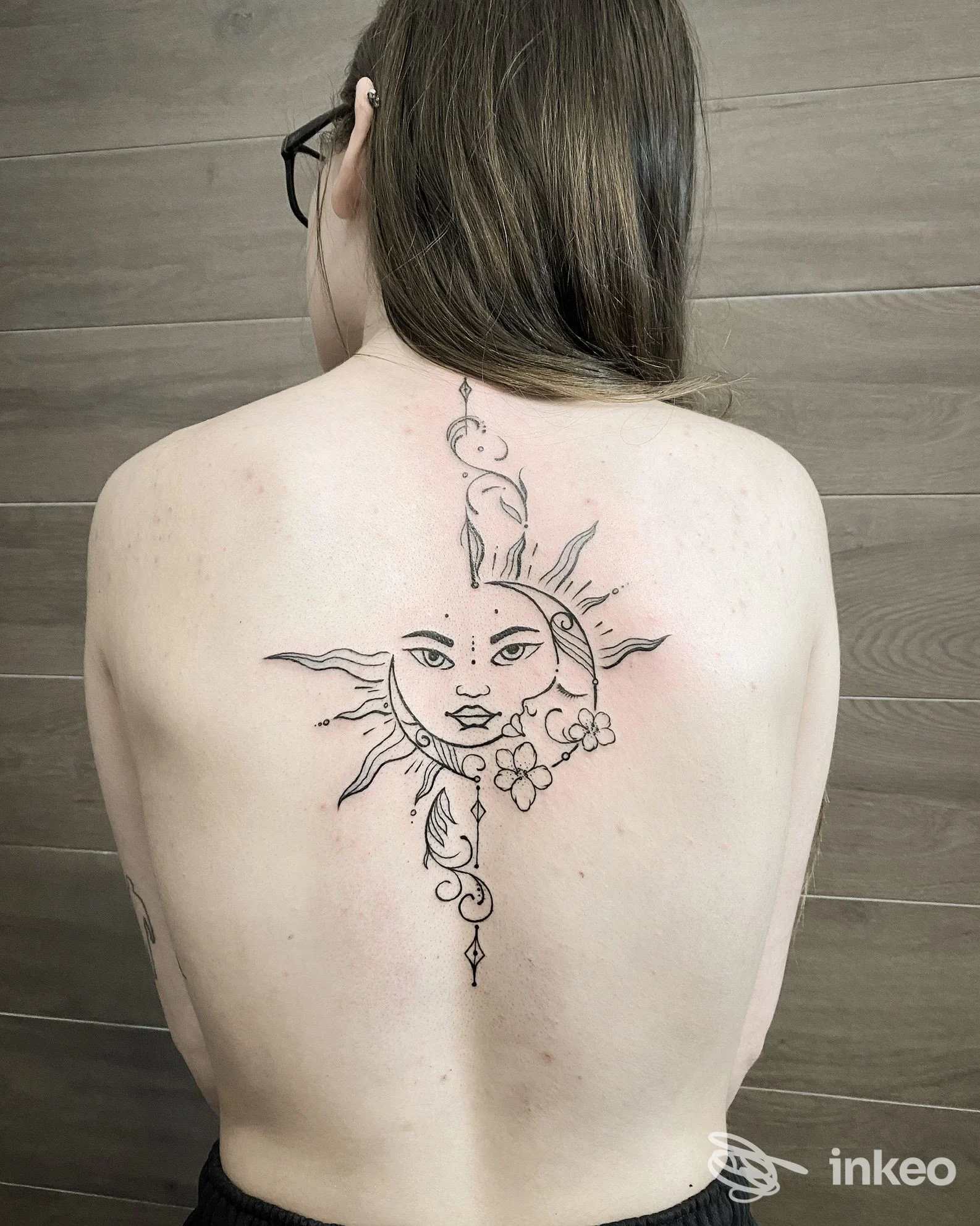 Tatuaggio lineare e floreale al centro della schiena, foto vista dal retro — Rado Tattoo di Alessandro Soliveras, Sassari.