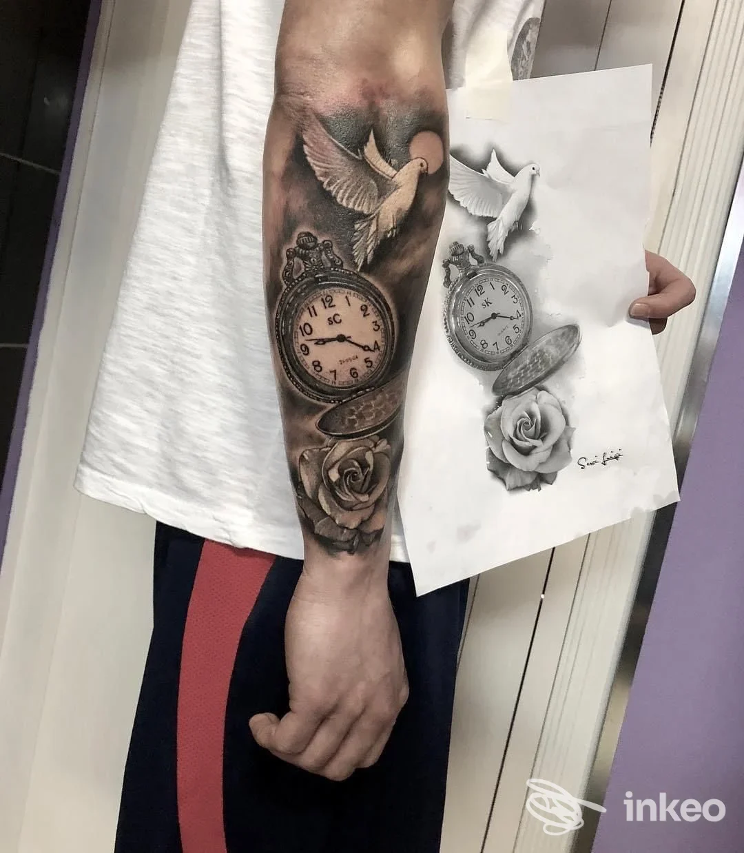 Tatuaggio realistico su avambraccio con orologio da tasca, rosa e colomba – SERCI LUIGI TATTOO STUDIO, Monserrato.