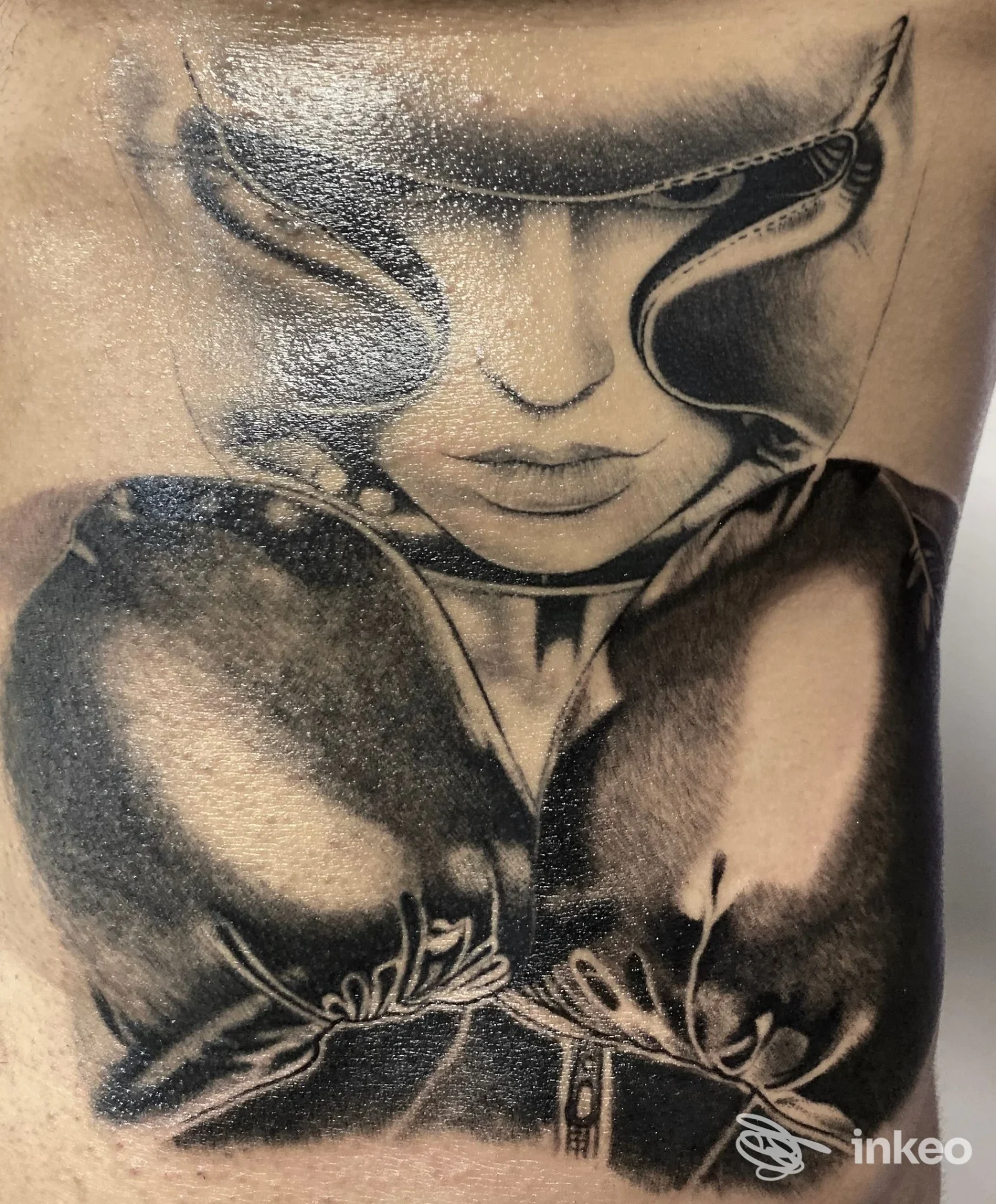 Tatuaggio realistico su torace/fianco raffigurante volto femminile con casco e guantoni, SERCI LUIGI TATTOO STUDIO, Monserrato
