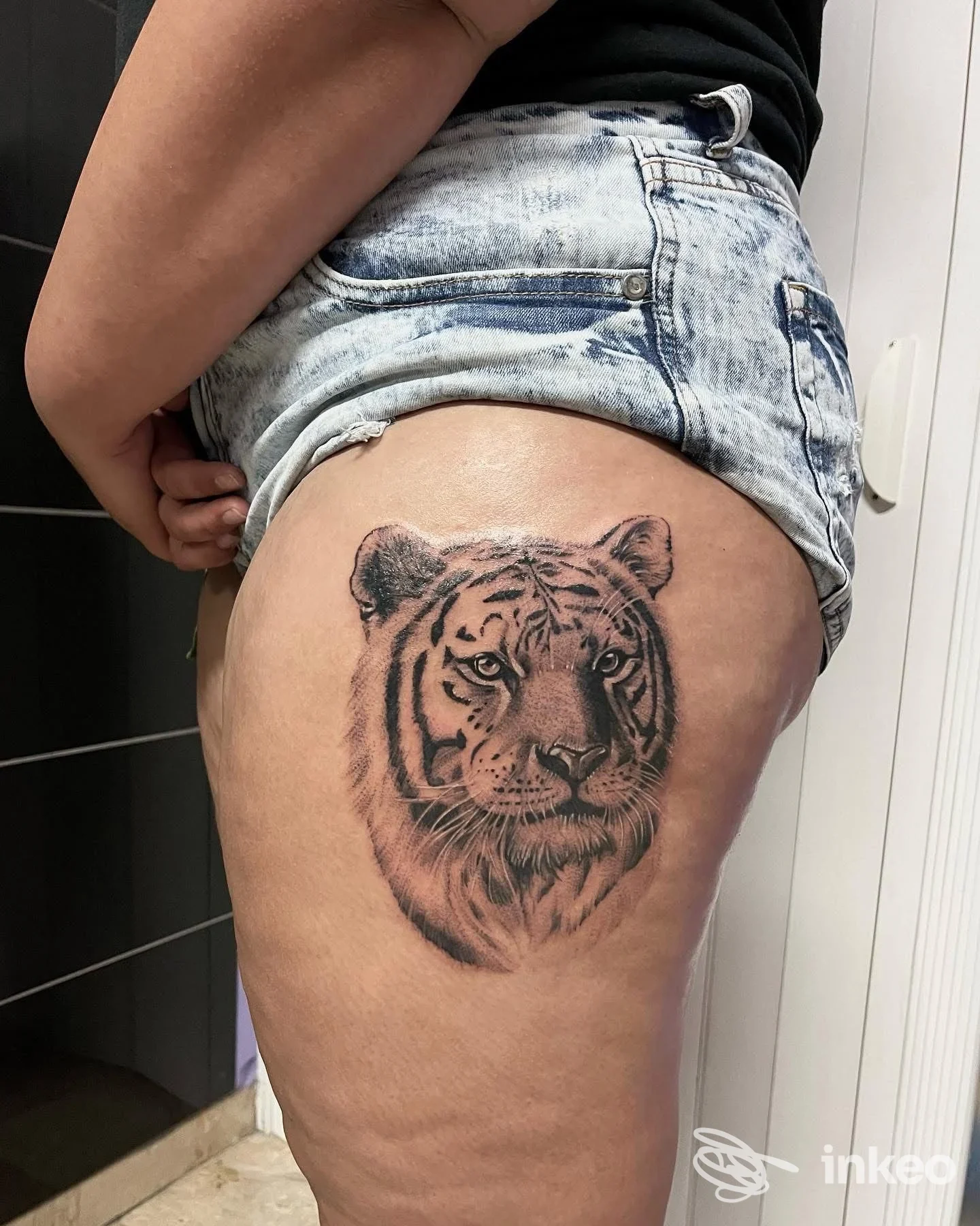 Tatuaggio realistico della testa di una tigre sulla coscia, realizzato da SERCI LUIGI TATTOO STUDIO a Monserrato.