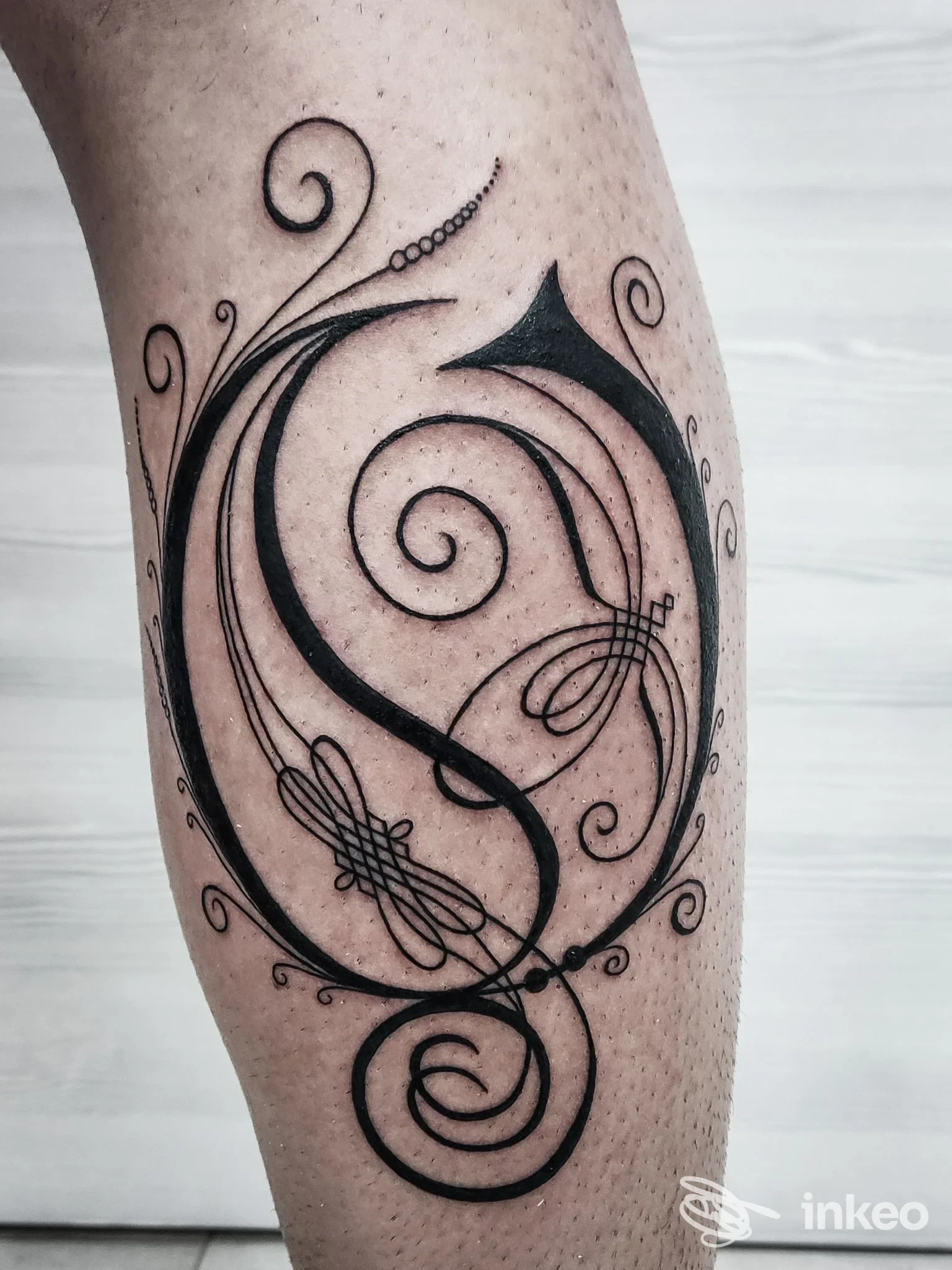 Tatuaggio ornamentale a inchiostro nero sul polpaccio, Scorpiontattoo, Sassari.