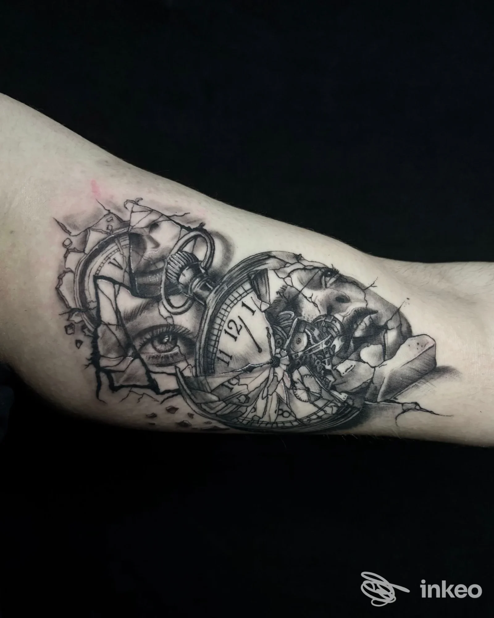 Tatuaggio realistico in bianco e nero sull'avambraccio con orologio tascabile rotto e occhio integrato, Shavie tattoo & piercing shop, Cala Gonone.