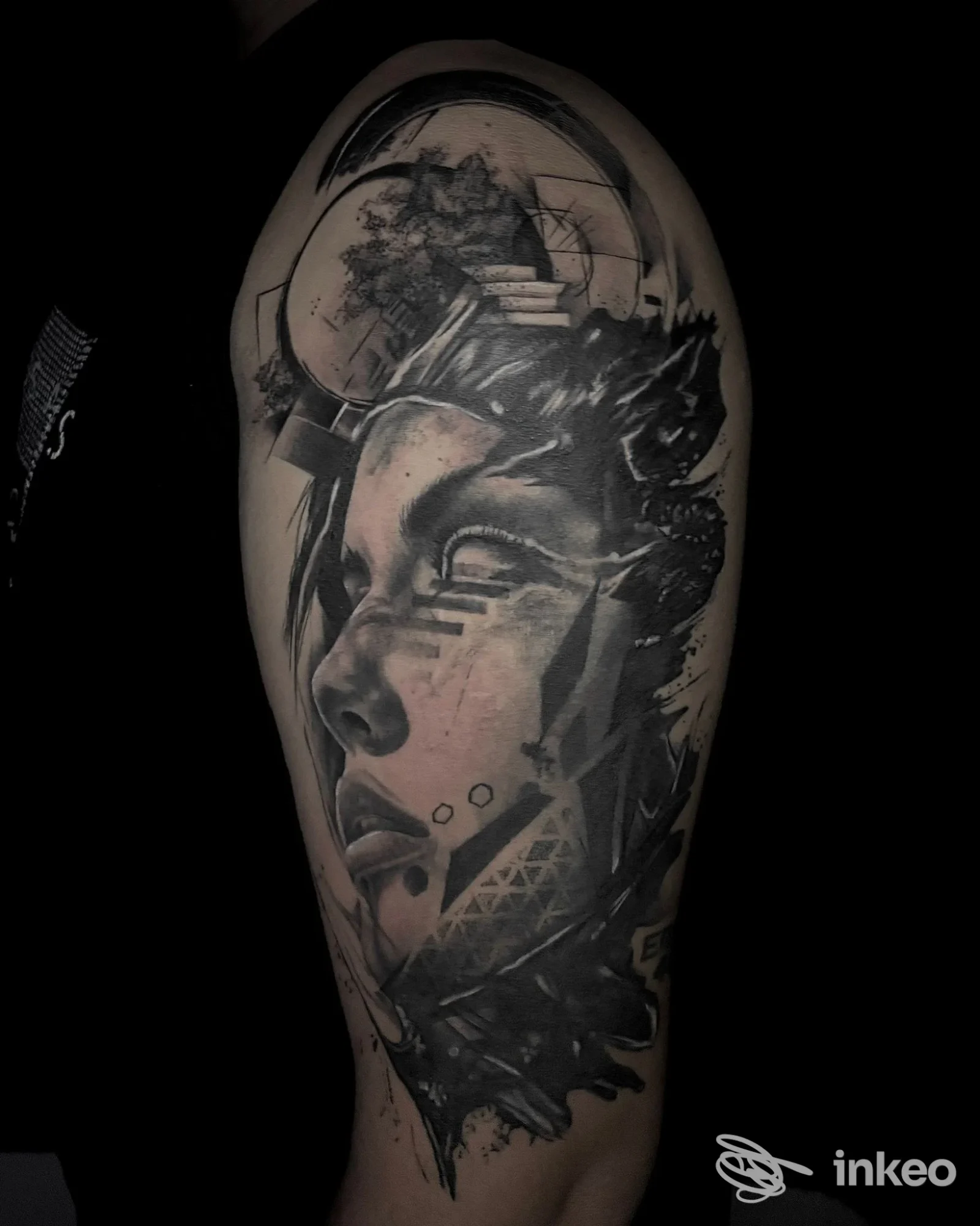 Tatuaggio realistico in bianco e nero sul braccio con volto stilizzato, Shavie tattoo & piercing shop, Cala Gonone.
