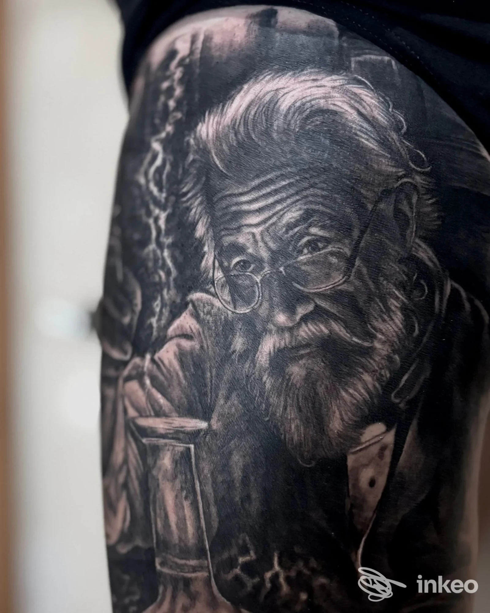 Tatuaggio realistico a mezza figura di un uomo sul braccio, fotografato nello studio Shavie tattoo & piercing shop di Cala Gonone.