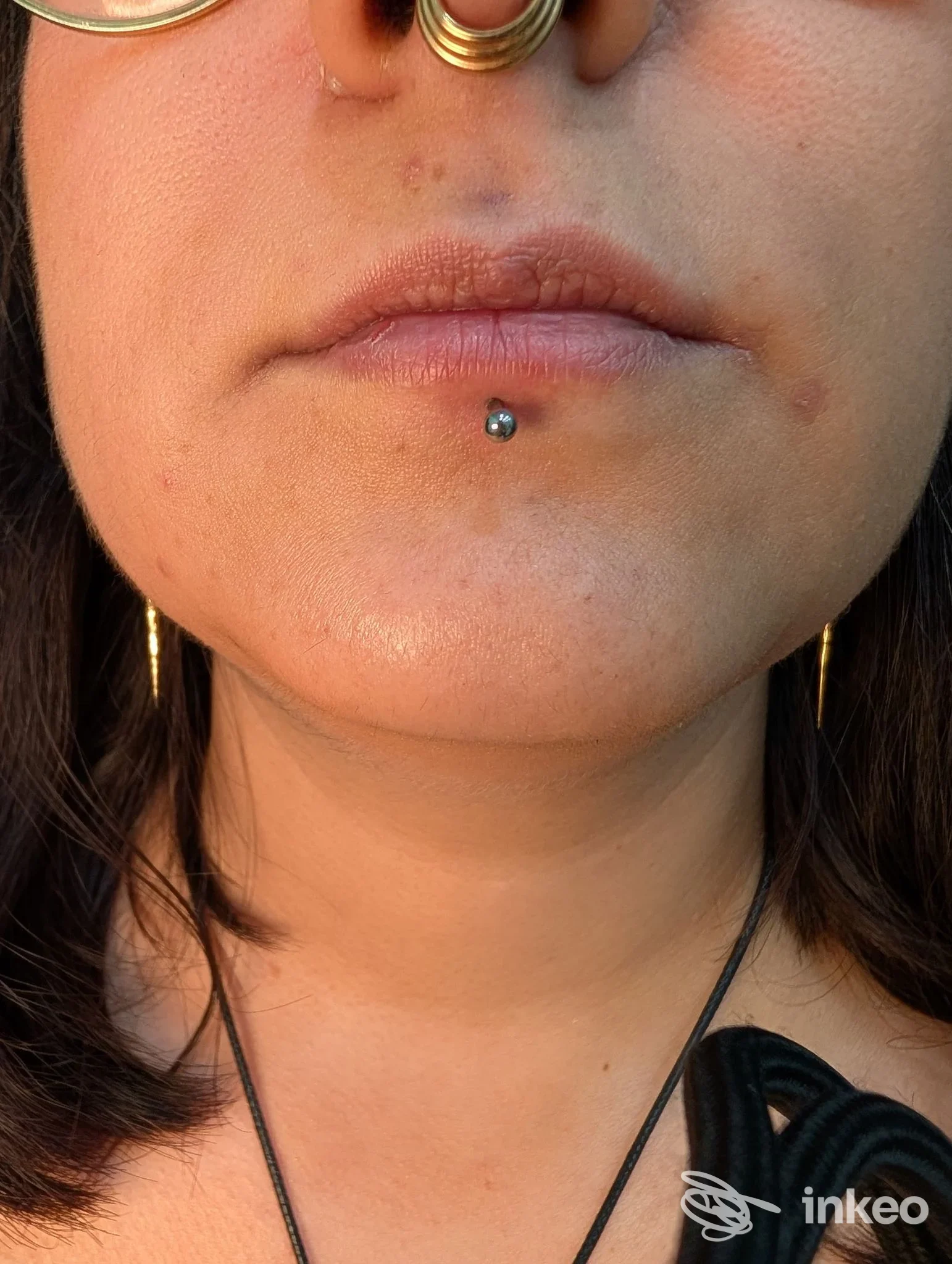 Primo piano di un piercing labret e setto realizzati a Palermo dallo studio 800A tattoo&piercing.
