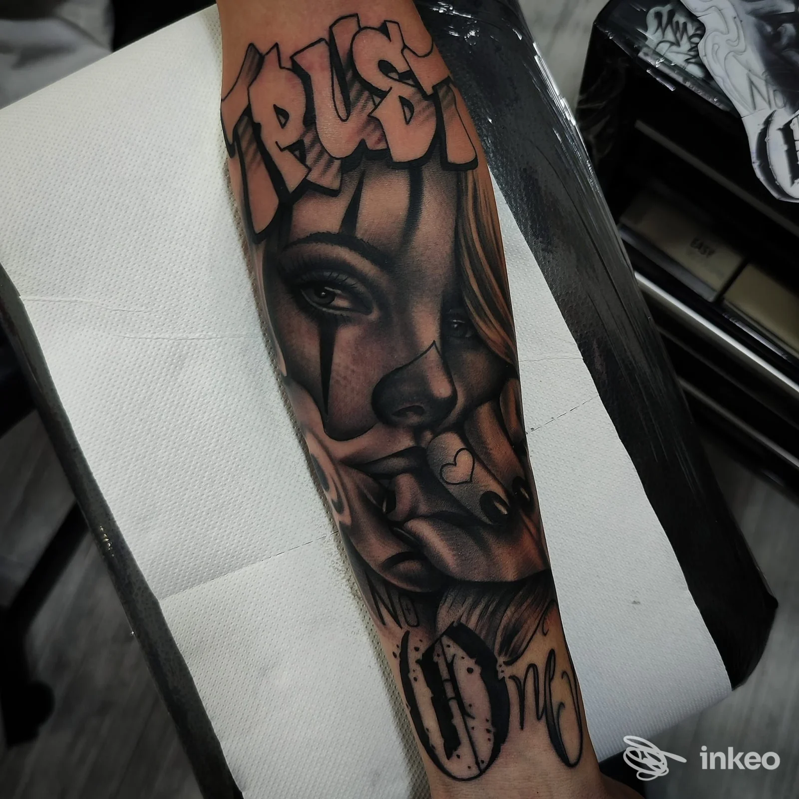 Tatuaggio realistico a inchiostro nero su avambraccio con volto stilizzato, opera di 34 Studio Tattoo a Palermo.