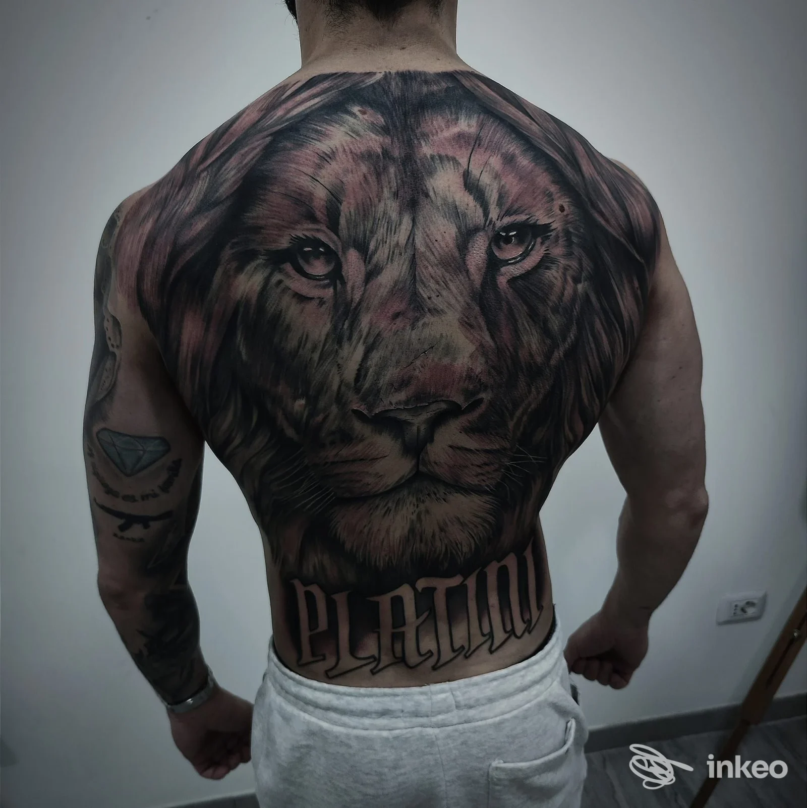 Ampio tatuaggio realistico di un leone che copre tutta la schiena, scatto del 34 Studio Tattoo a Palermo.