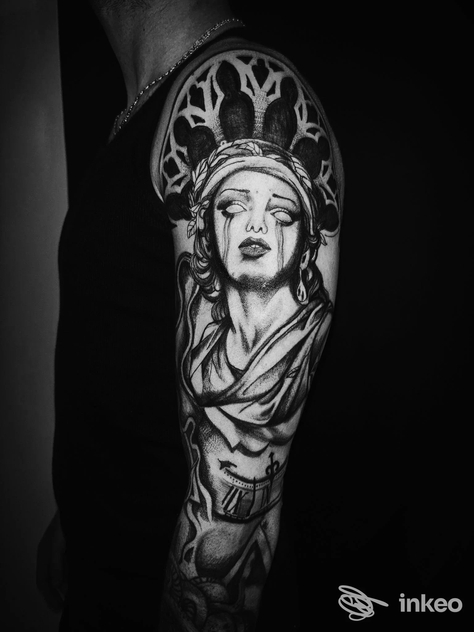 Foto in bianco e nero di una manica tatuata con volto femminile e motivi architettonici, ART GALLERY.INK TATTOO, Sambuca di Sicilia.