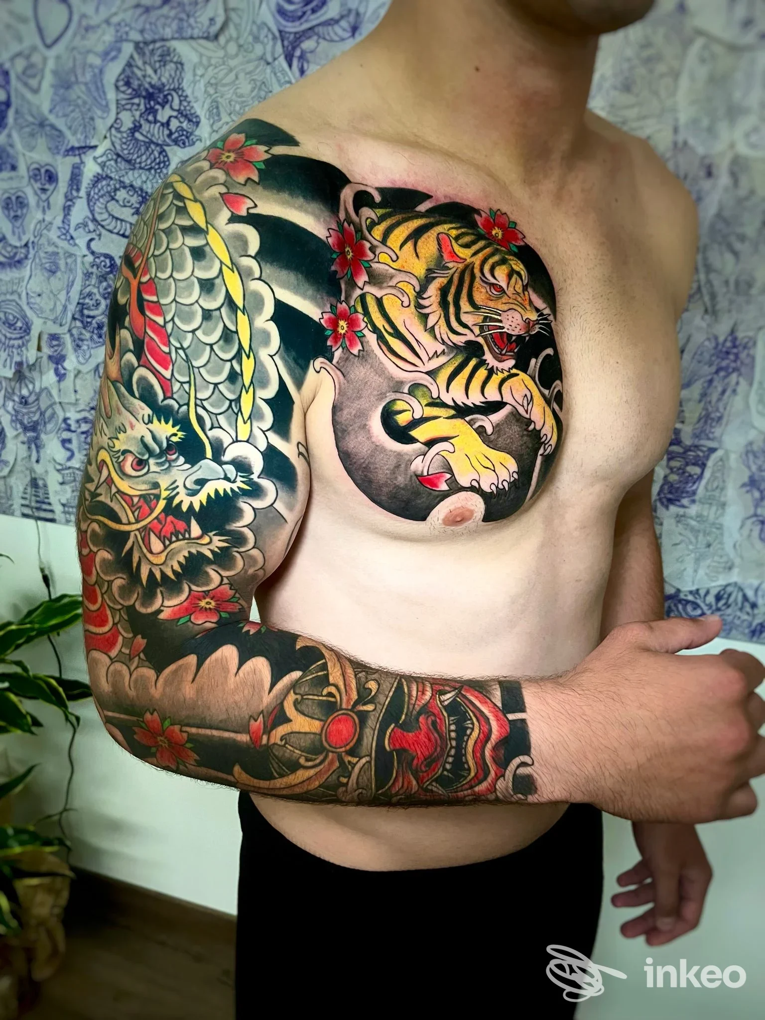 Foto di tatuaggi a colori su torace e braccio sinistro, Alma Romantica tattoo studio, Brolo.