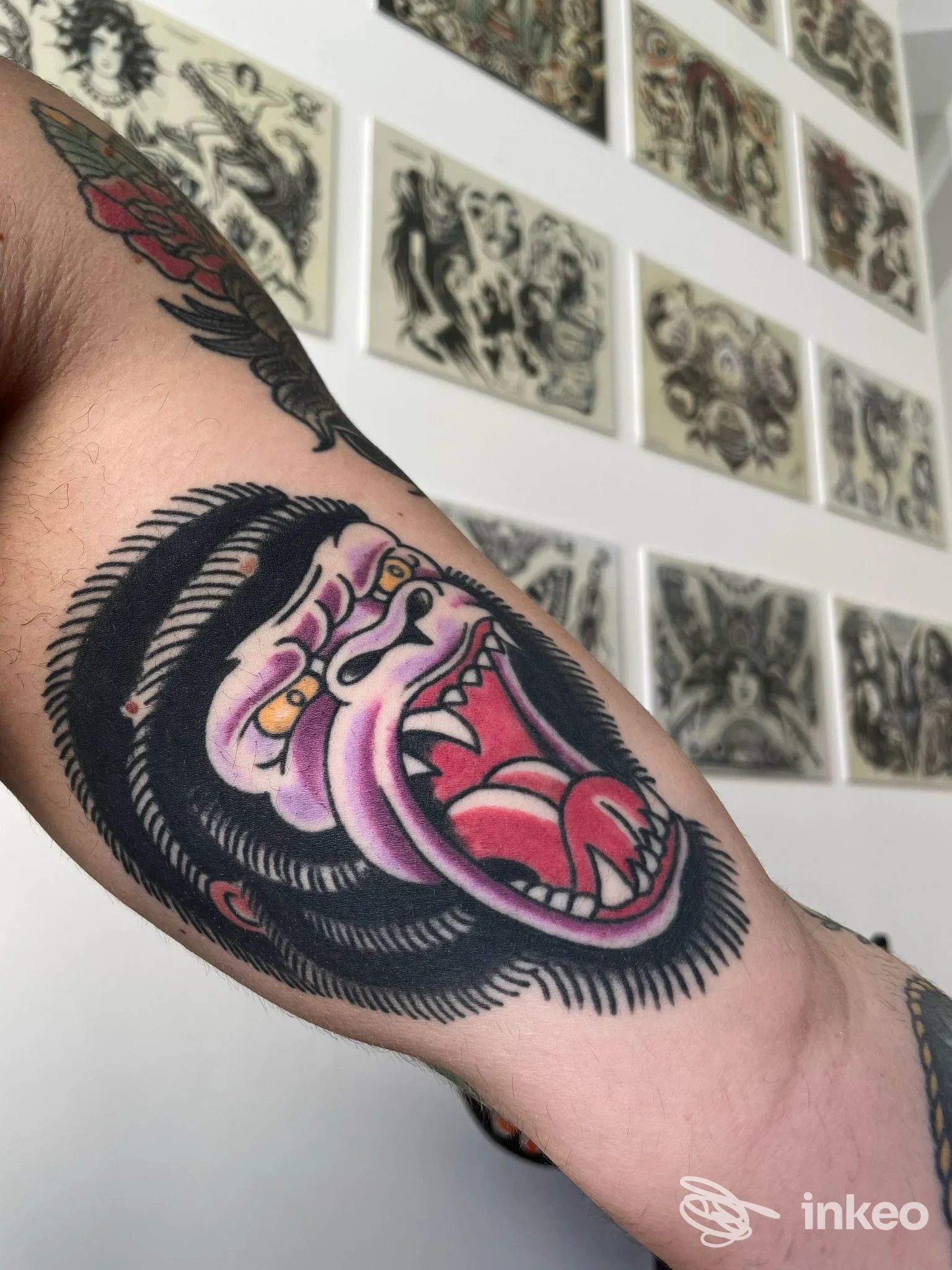 Tatuaggio a colori con testa di gorilla sulla piega interna dell'avambraccio, Aloha Kai Tattoo Club, Siracusa.