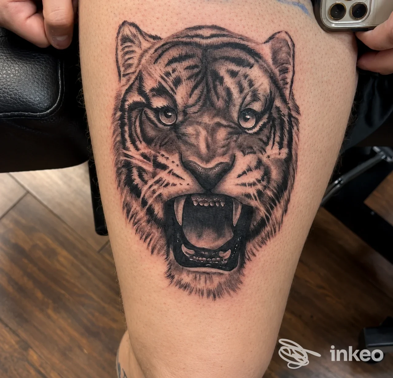 Tatuaggio realistico di testa di tigre in nero e grigio sulla coscia, foto scattata nello studio American Dream Tattoos a Palermo.