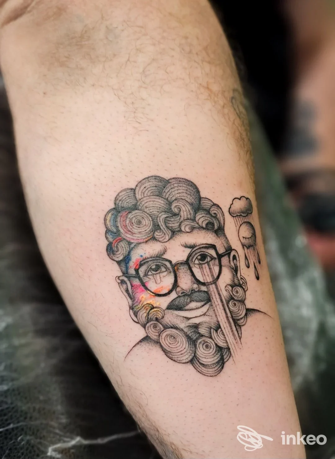 Tatuaggio su avambraccio raffigurante un volto stilizzato con occhiali, realizzato da Anna Caminiti Tattoo a Messina.