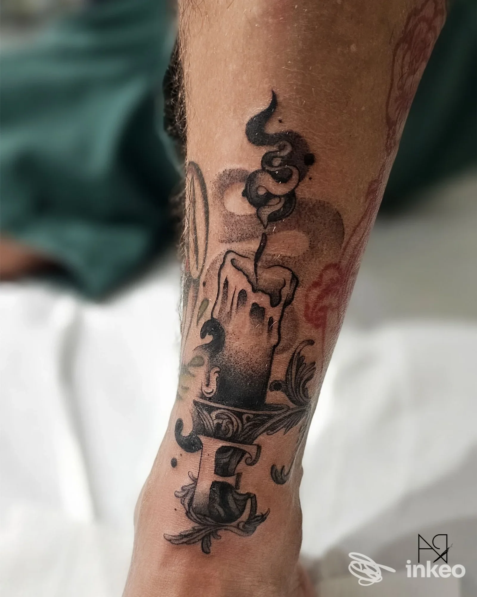 Tatuaggio a candela in nero e grigio sull'avambraccio, foto di Anna Caminiti Tattoo, Messina.