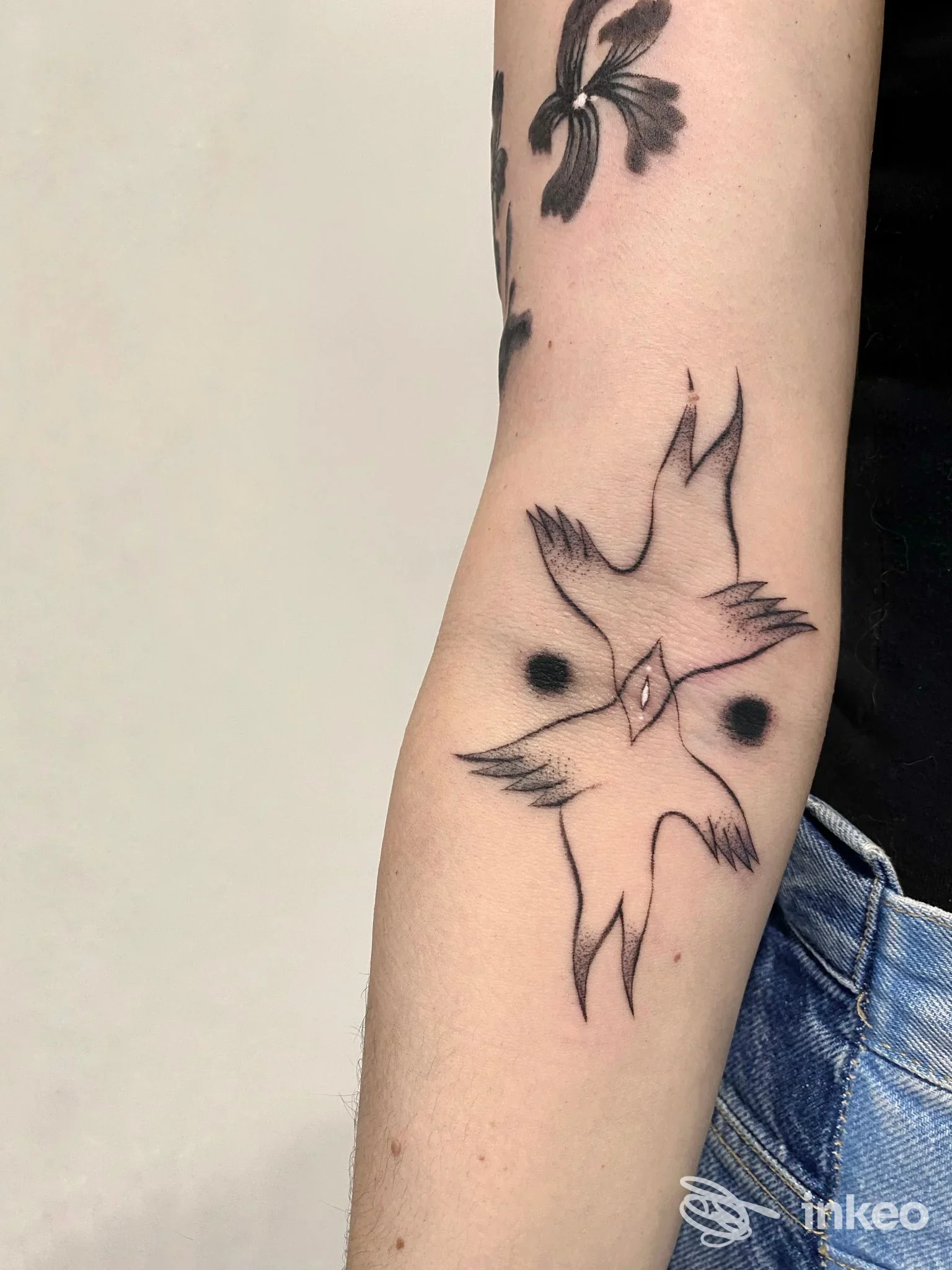Tatuaggio stilizzato sull'avambraccio con elementi geometrici e puntini neri, fotografia realizzata presso Akra Ink Tattoo & Piercing Studio, Agrigento.