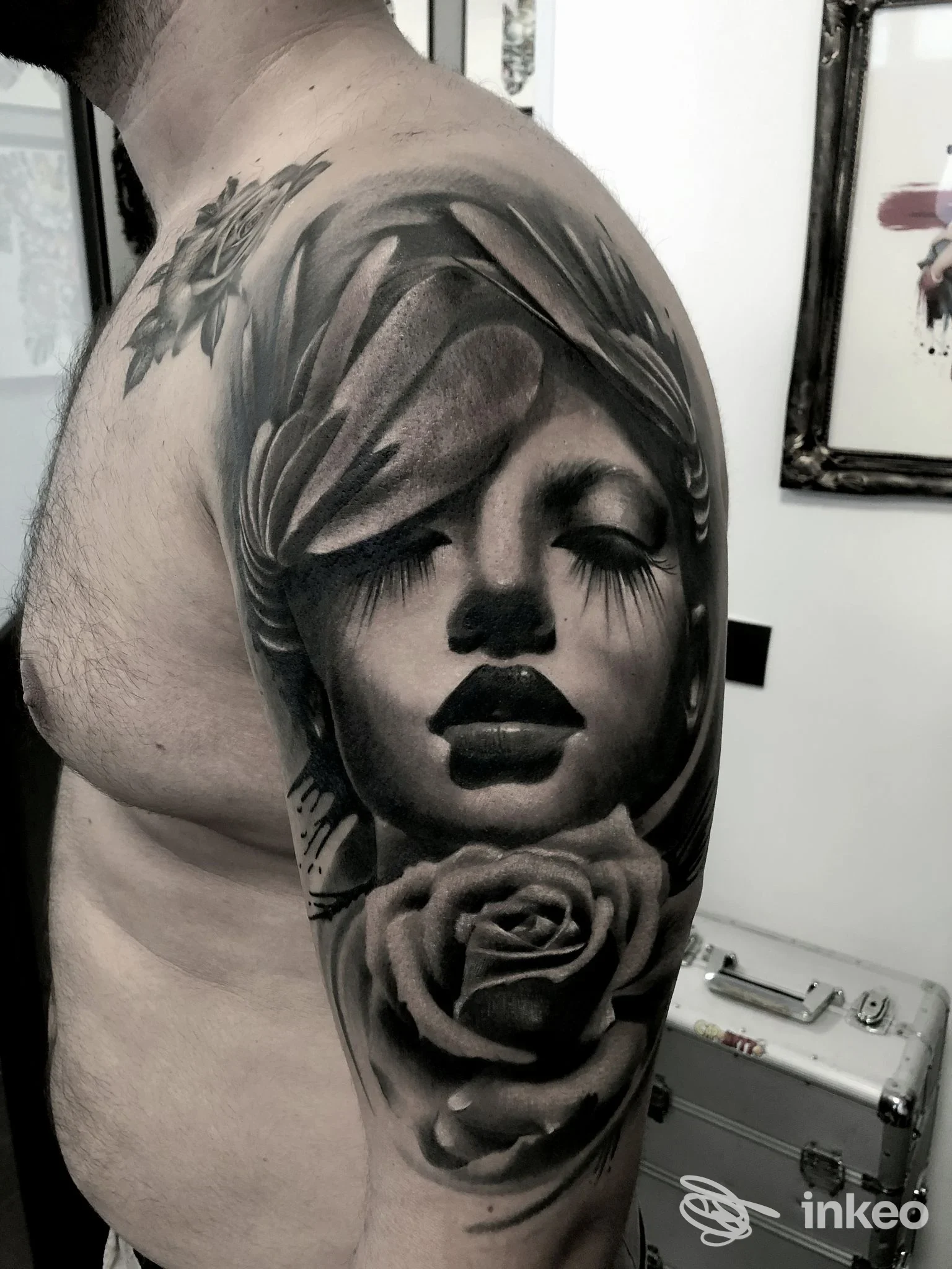 Tatuaggio realistico black & grey su spalla e braccio: ritratto femminile con rosa, foto per Akra Ink Tattoo & Piercing Studio ad Agrigento.