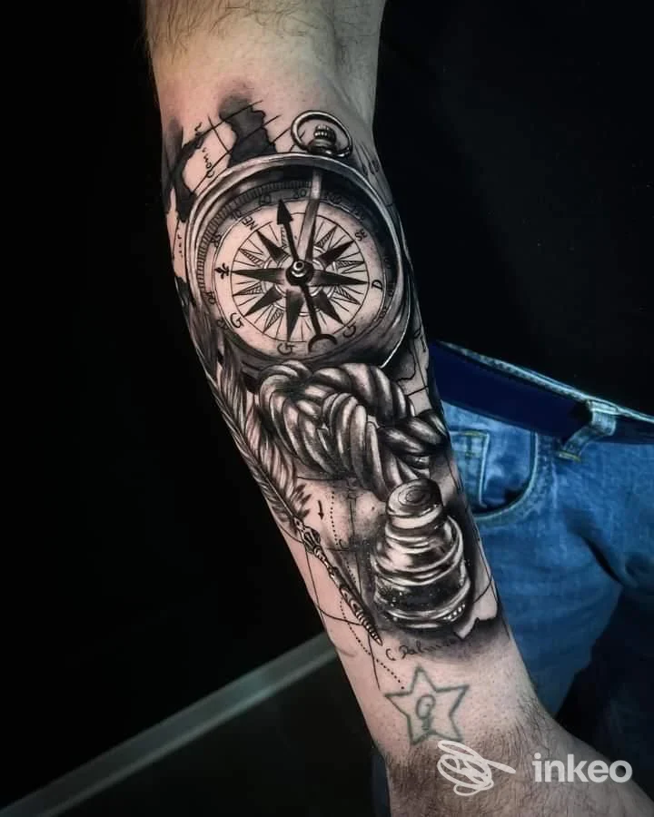 Tatuaggio realistico a inchiostro nero raffigurante una bussola e corde sull'avambraccio, Akra Ink Tattoo & Piercing Studio, Agrigento