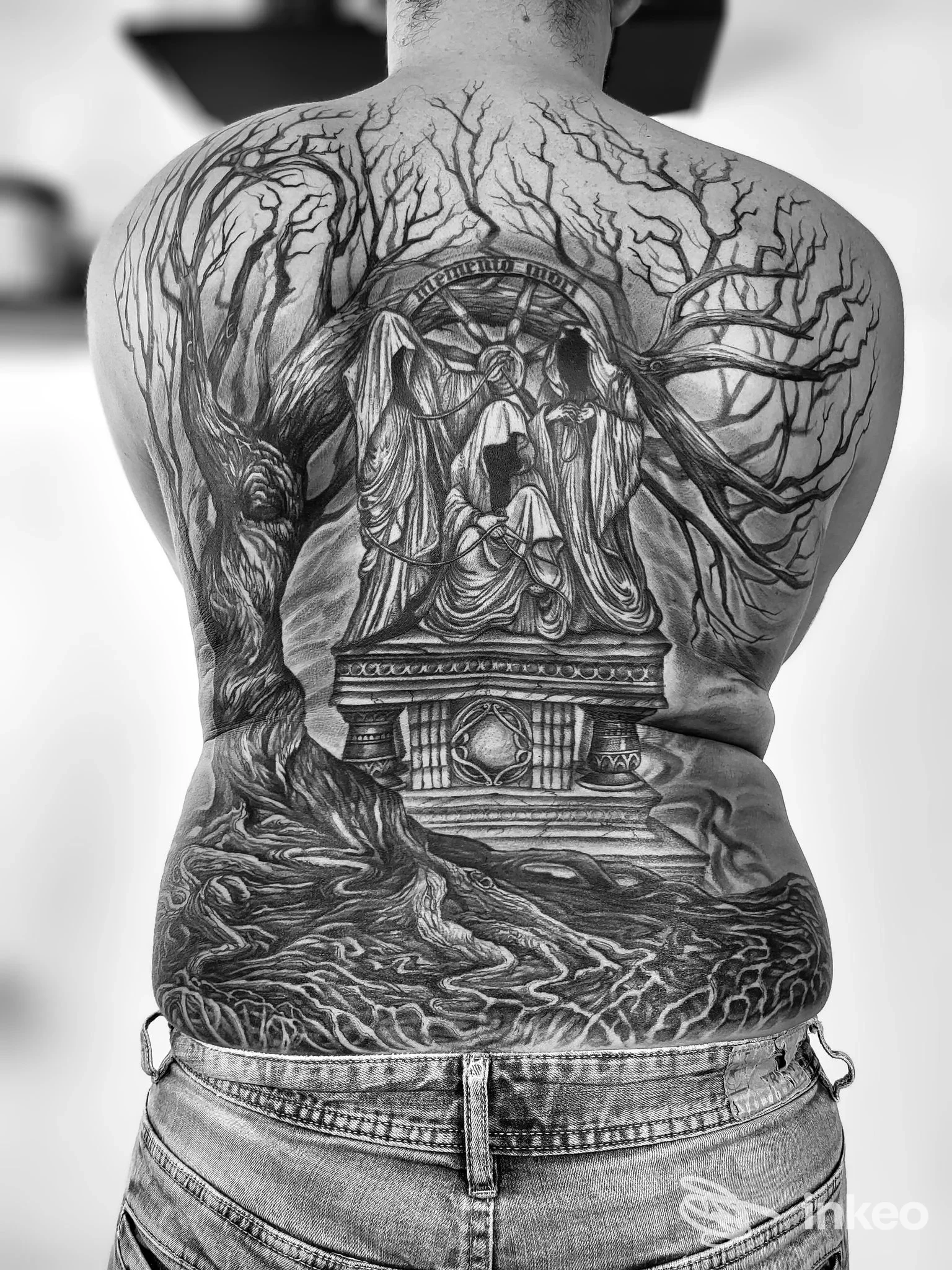 Ampia schiena tatuata con alberi e scena centrale, foto fornita da Aurea Tattoo a Santa Ninfa.