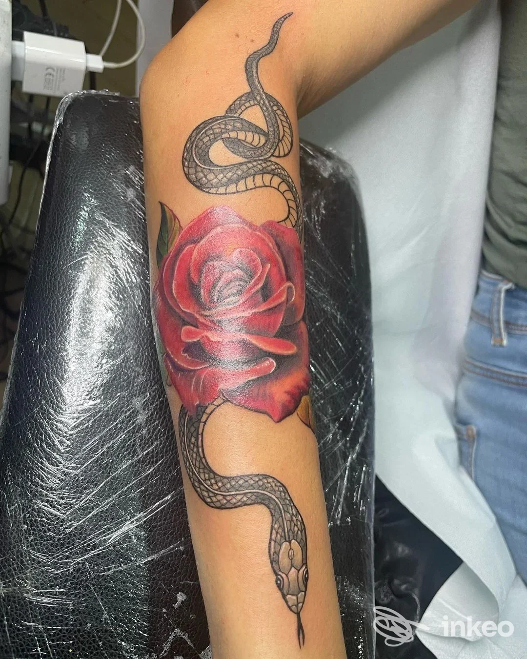 Tatuaggio di una rosa rossa con un serpente che si avvolge sull'avambraccio, realizzato da Andrea Sefa Art Tattoo a Brolo.