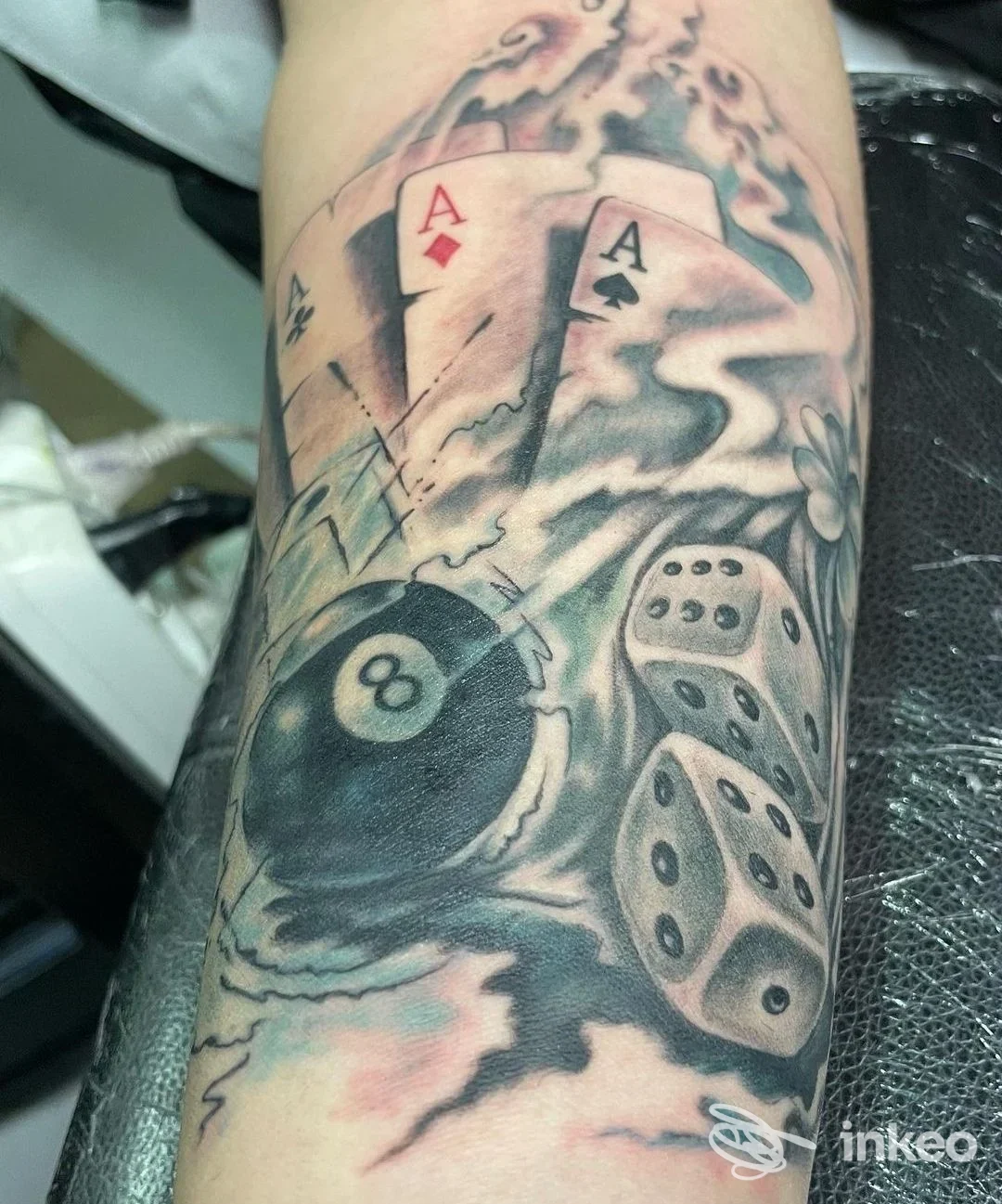 Tatuaggio in bianco e nero su avambraccio con carte, palla da biliardo e dadi — Andrea Sefa Art Tattoo, Brolo.