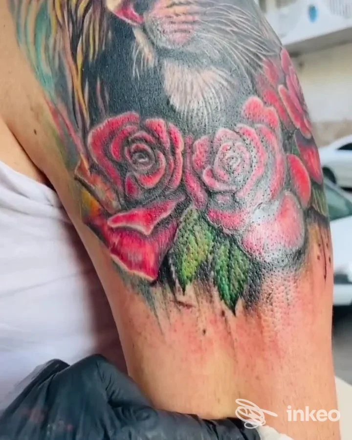 Tatuaggio a colori con rose e muso animale sul braccio, foto di Andrea Sefa Art Tattoo a Brolo.