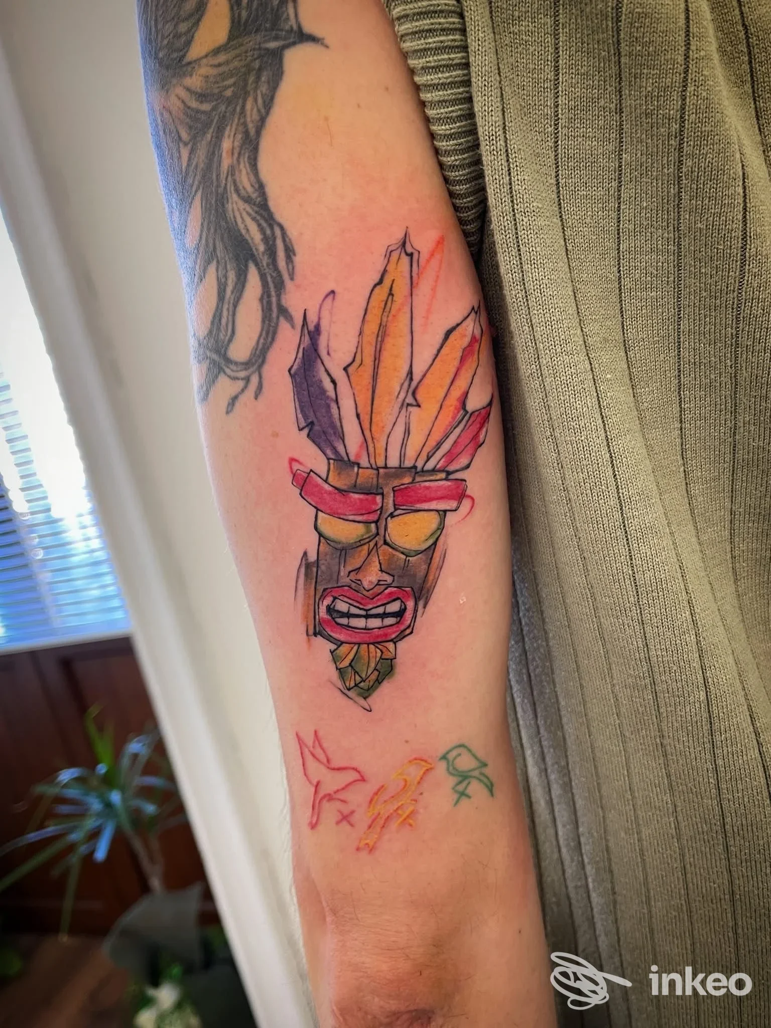 Tatuaggio a tema maschera colorata sull'avambraccio, foto di Art Box Tattoo, Alcamo.