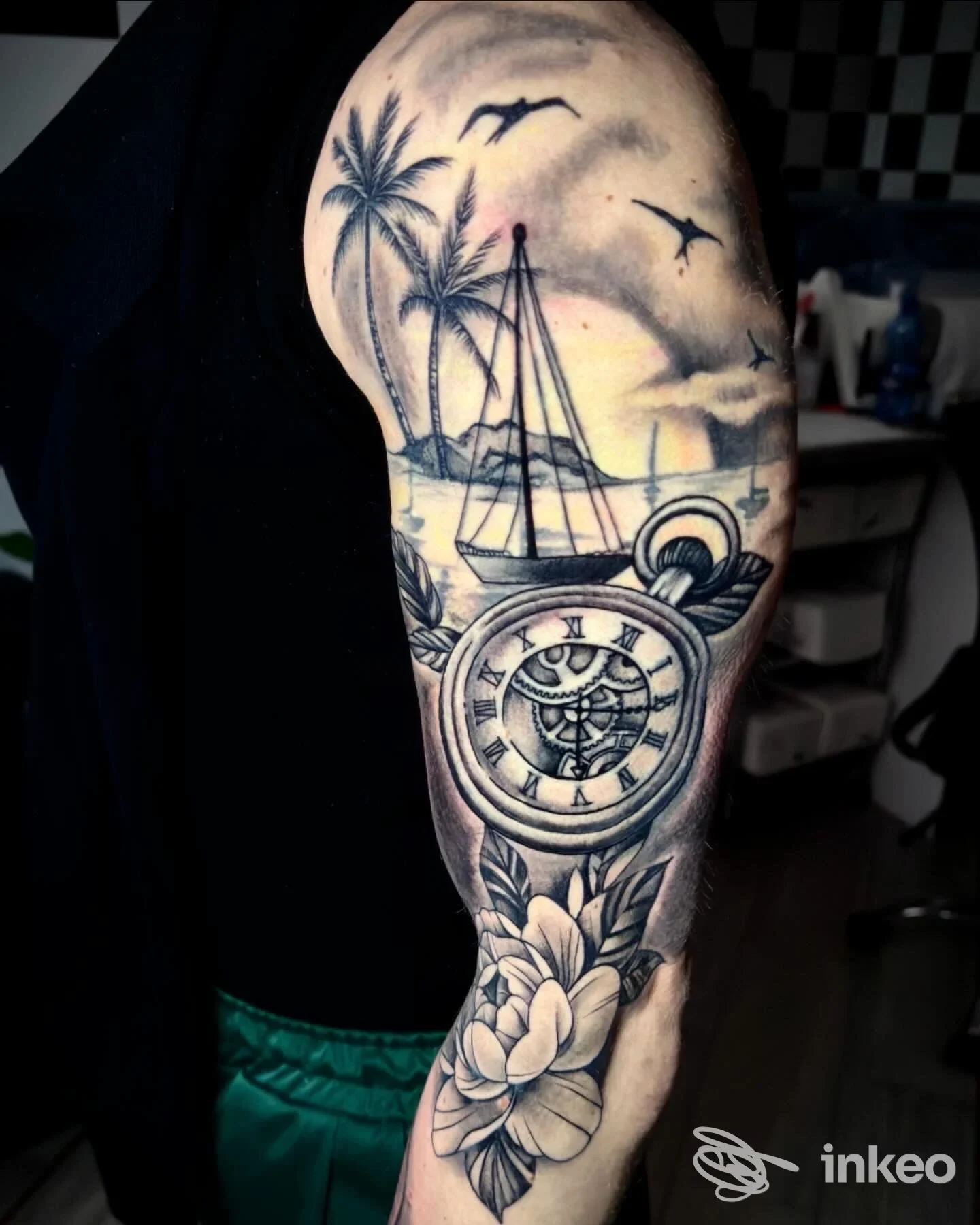 Tatuaggio mezza manica su braccio con bussola, barca a vela, palme e fiori — Art Studio Tattoo, Palermo.