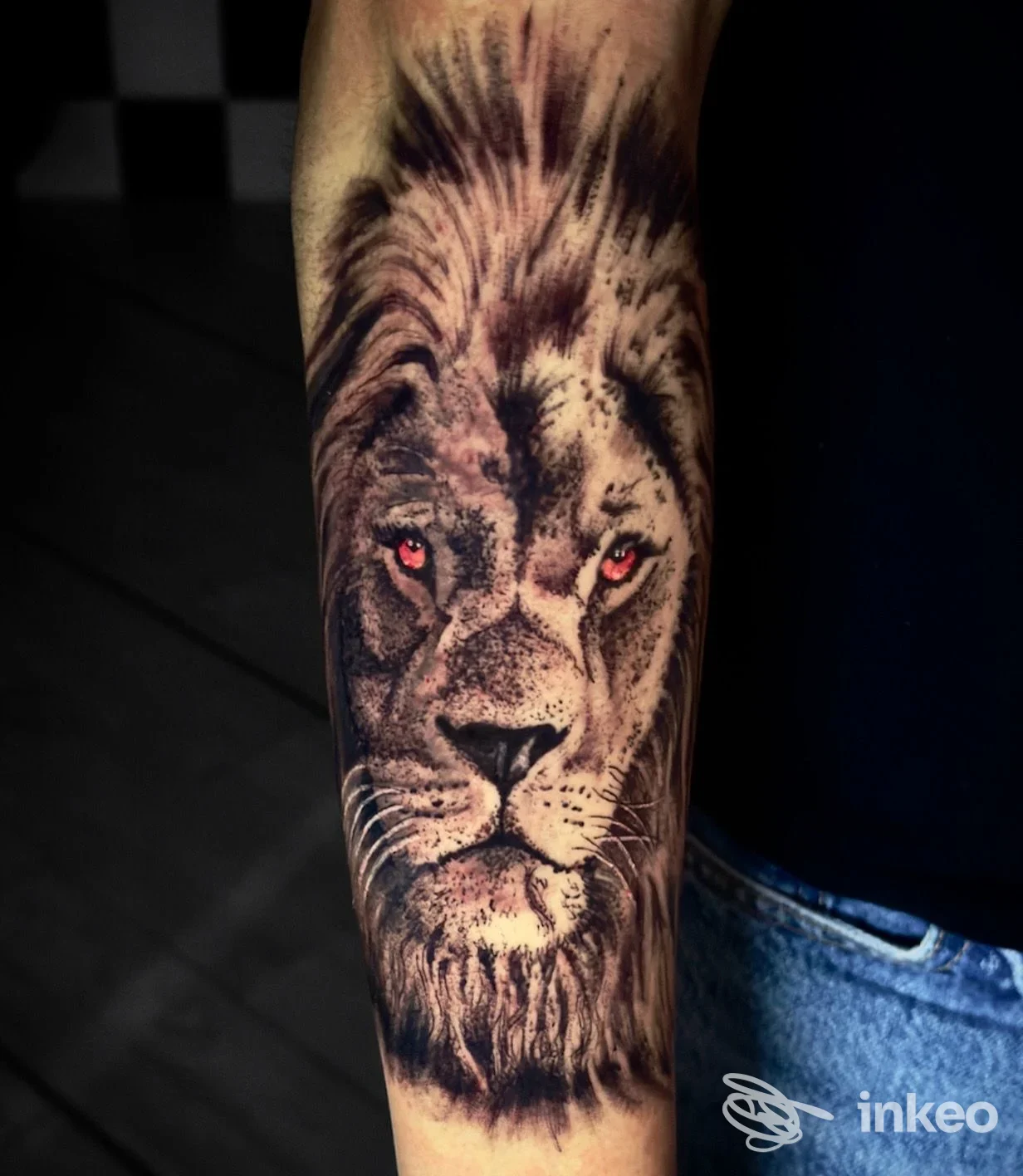 Primo piano di un tatuaggio realistico a tema leone sull'avambraccio, eseguito da Art Studio Tattoo, Palermo.