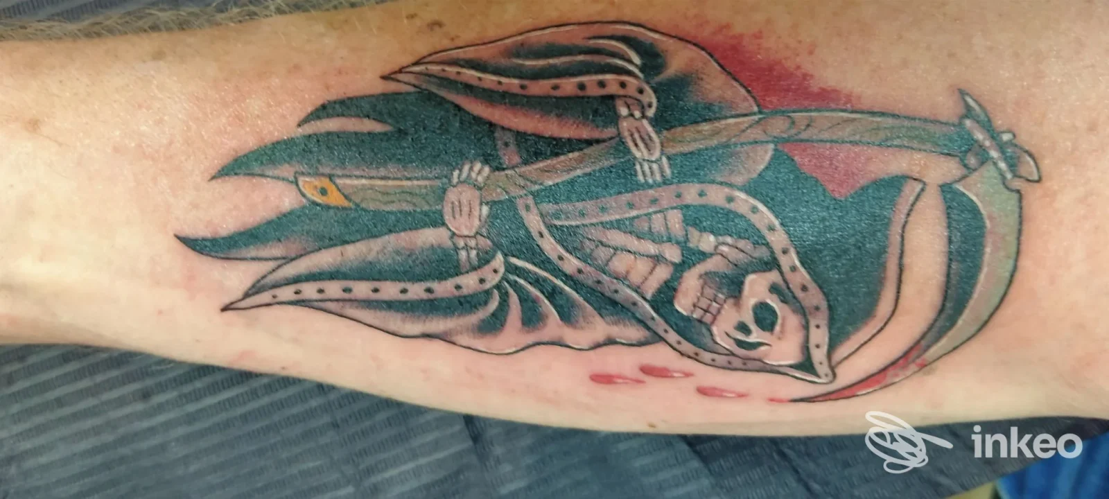 Tatuaggio grim reaper su avambraccio, immagine fornita da BLACK STONES INK tattoo studio, Santa Teresa di Riva.