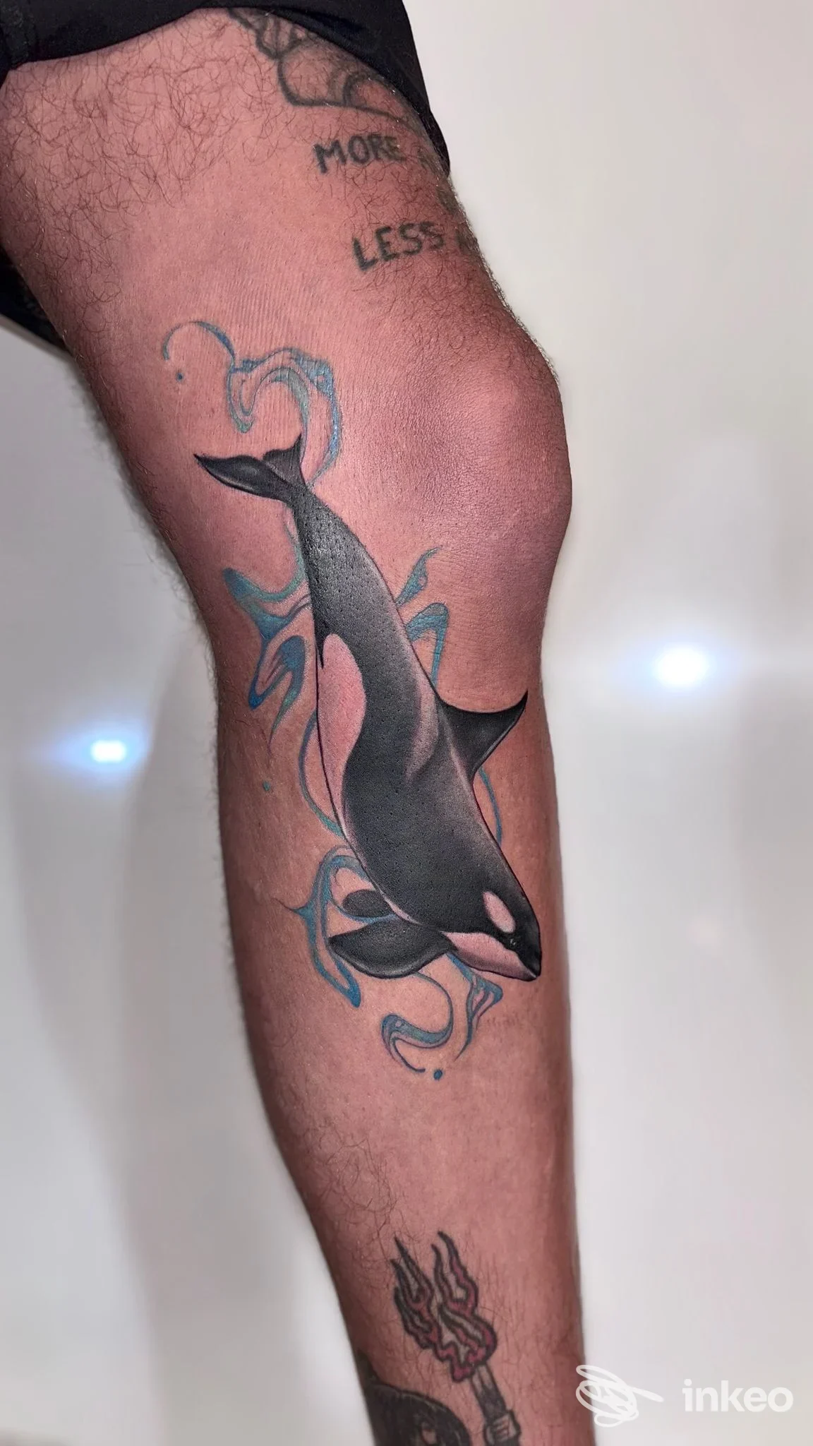 Primo piano di gamba con tatuaggio realistico di orca sul polpaccio, foto fornita da Begi TATTOO, Sciacca.