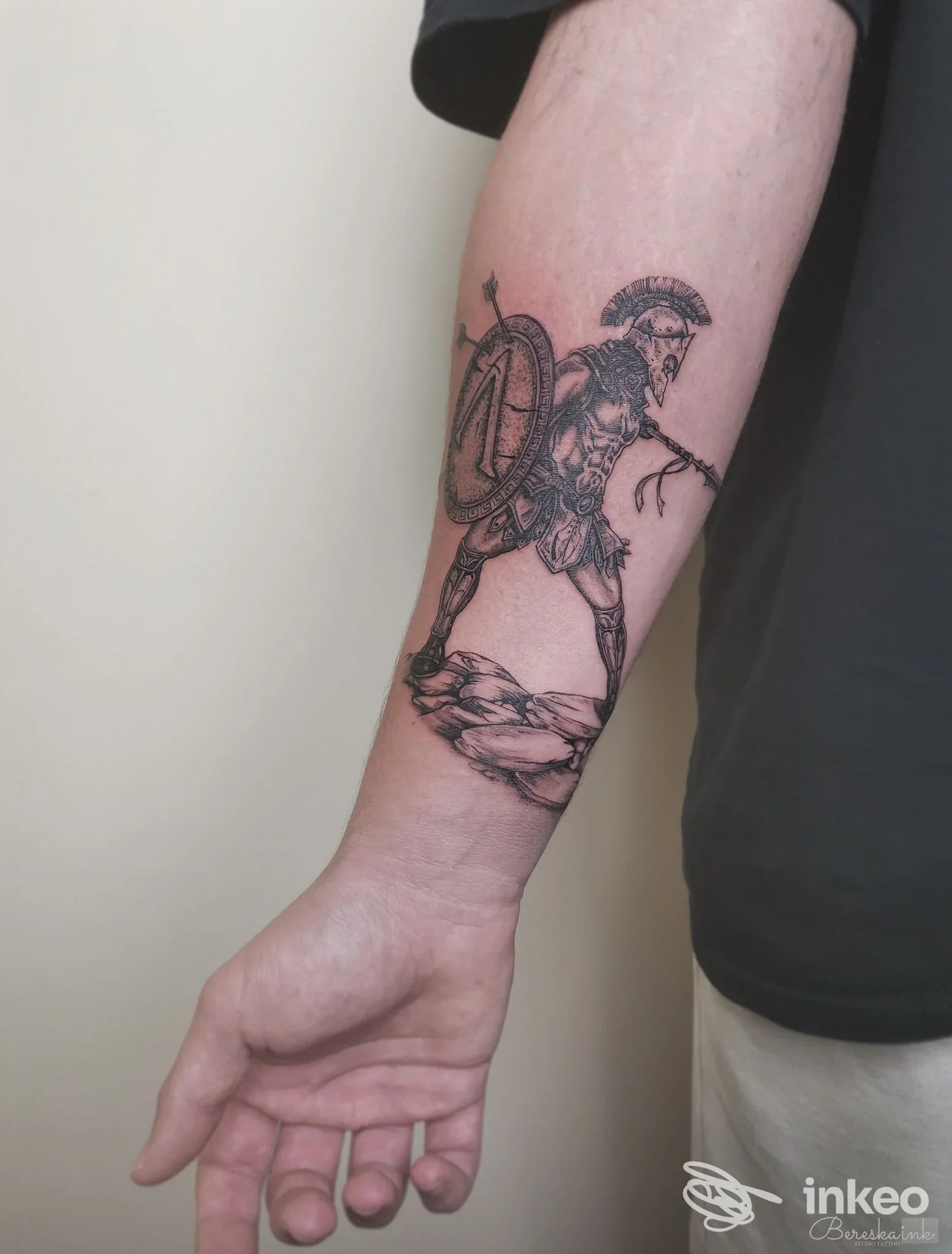 Tatuaggio su avambraccio di un guerriero con scudo, foto inviata da Bereska Ink Studio a Enna.